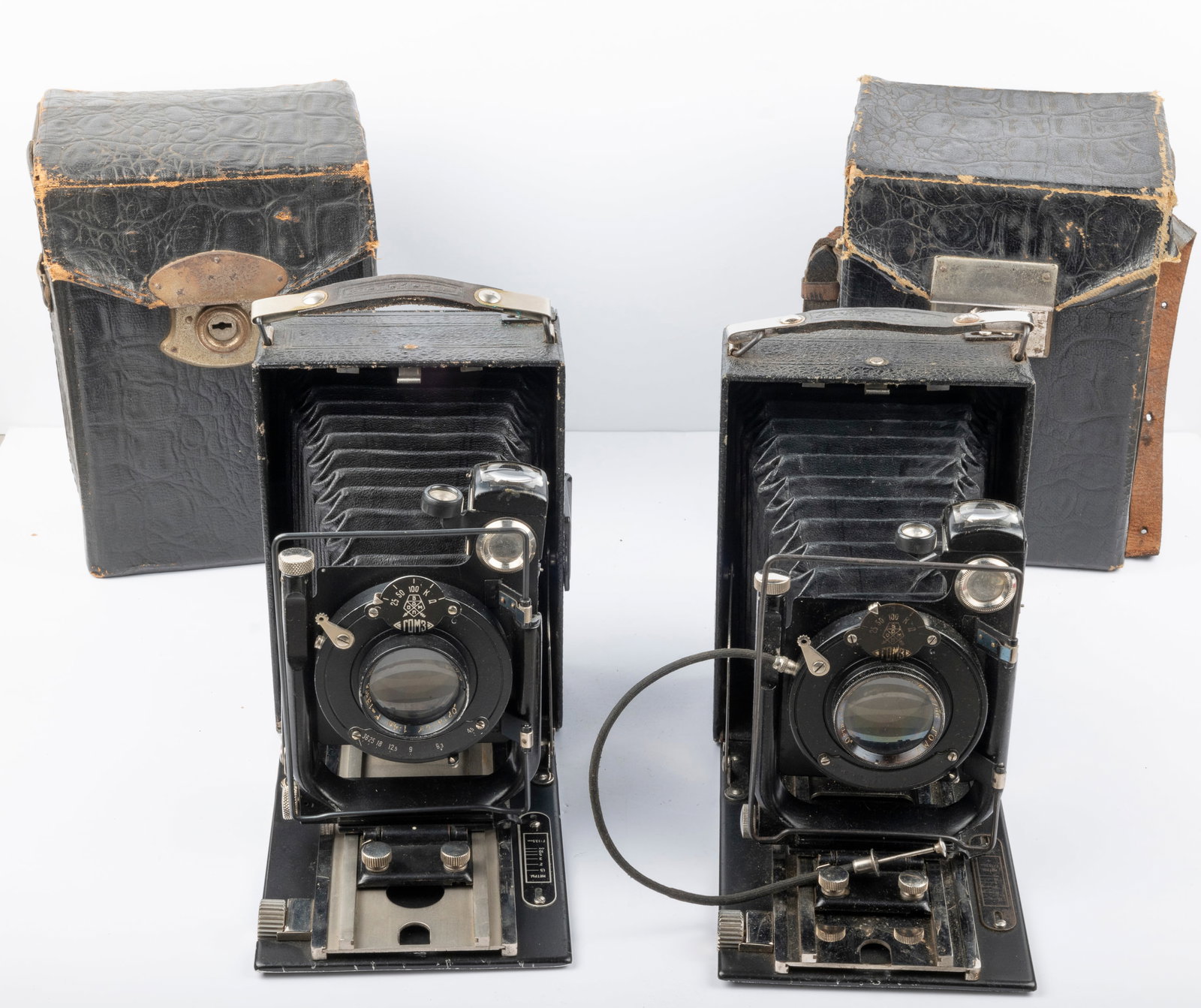 A pair of GOMZ Fotokor 1C cameras: A pair of GOMZ Fotokor 1C cameras. Nr. 396265 and Nr. 905846, each with 135mm Ortagoz f4,5 lenses, in their cases with 9 film holders in all. Made between 1930 and 1941 in Leningrad. Condition: Good