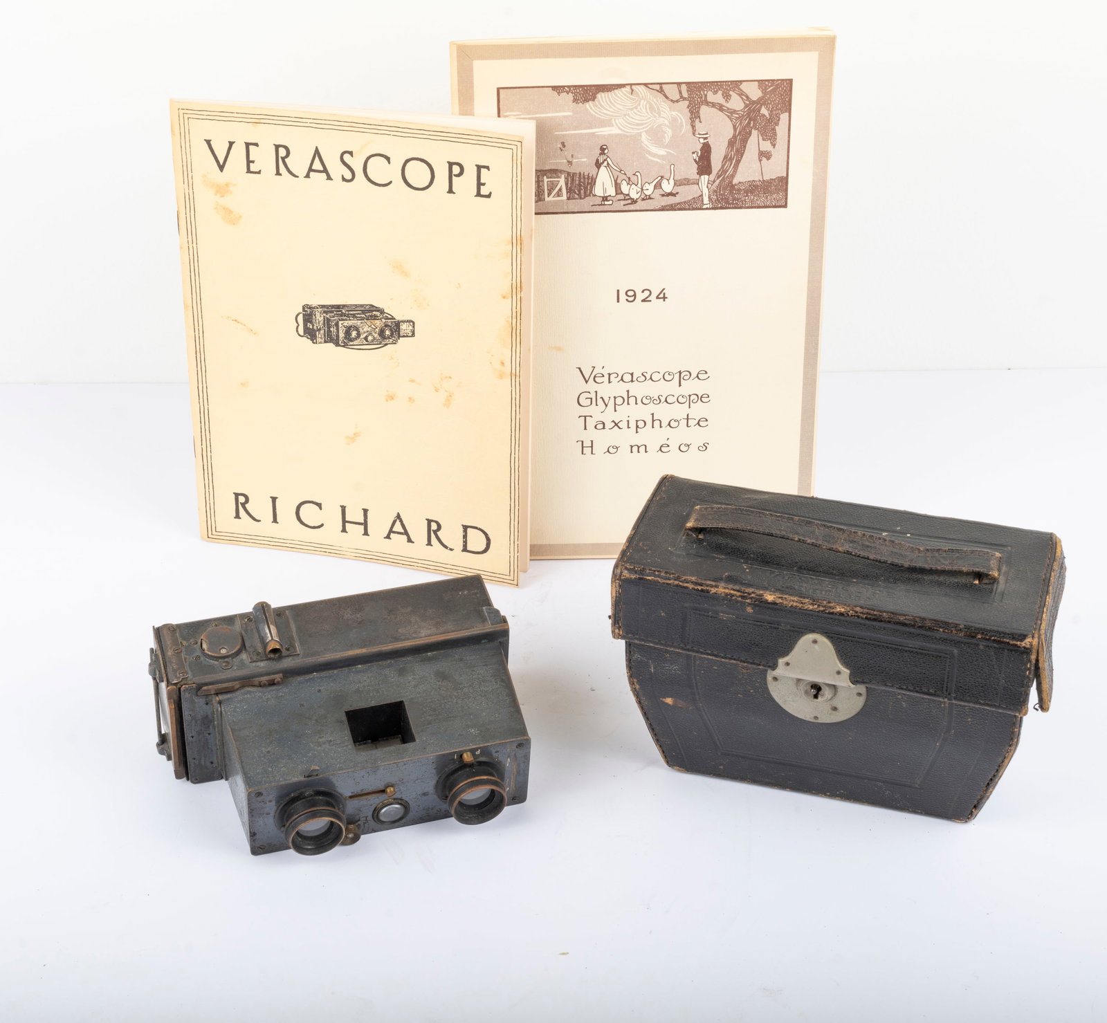 Jules Richard Verascope: Jules Richard Verascope Nr. 3199 with two reprinted Verascope catalogues, in its original case. Made between 1899 and the early 1920s, this 45x107mm plate stereo camera was also known as "Verascope