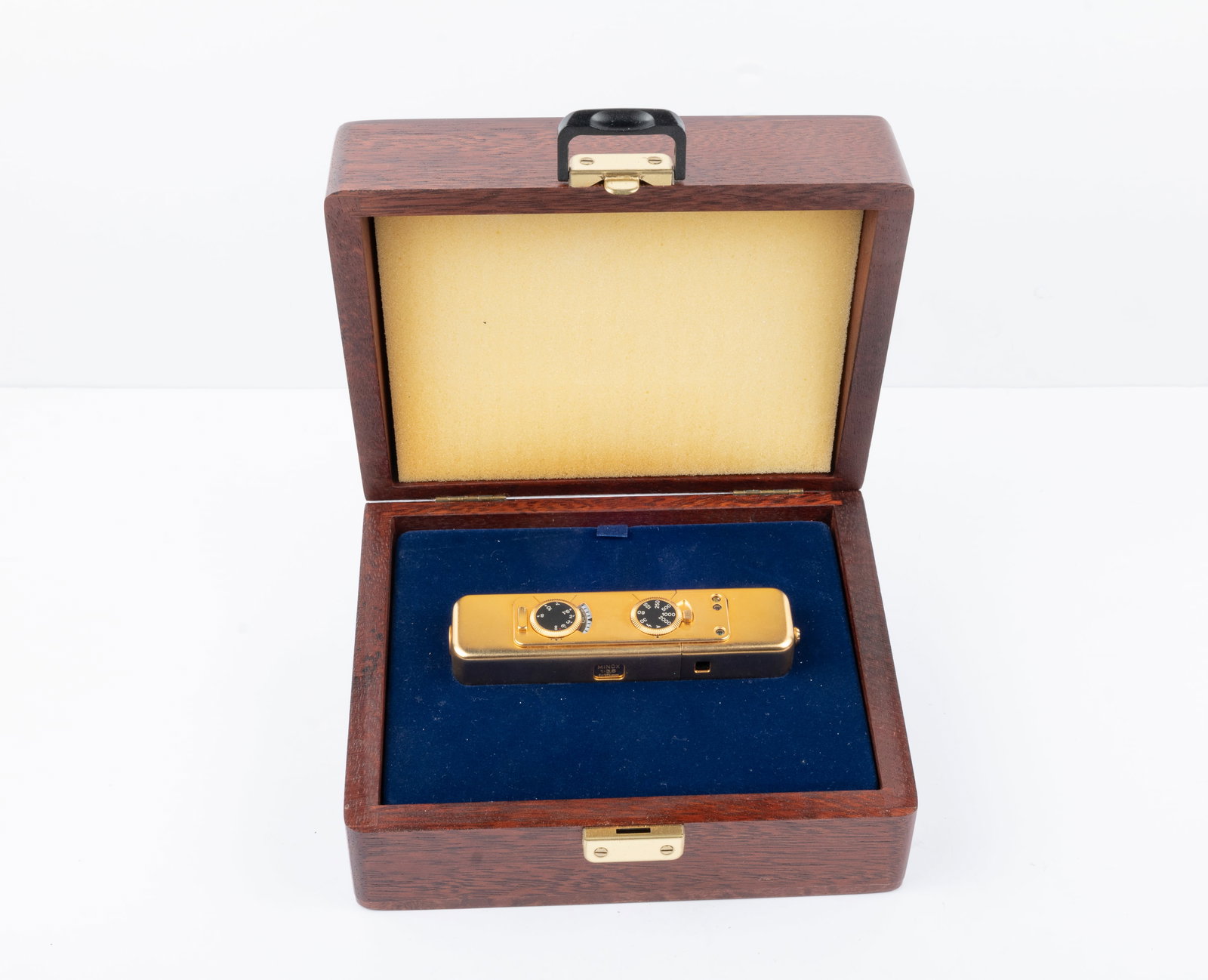 Minox "Selection": Minox "Selection" Nr. 425/999. Made to commemorate the 50th Anniversary of the first Minox camera, this special 8 x 11mm format Minox LC is 24-carat gold plated and comes in its presentation box with