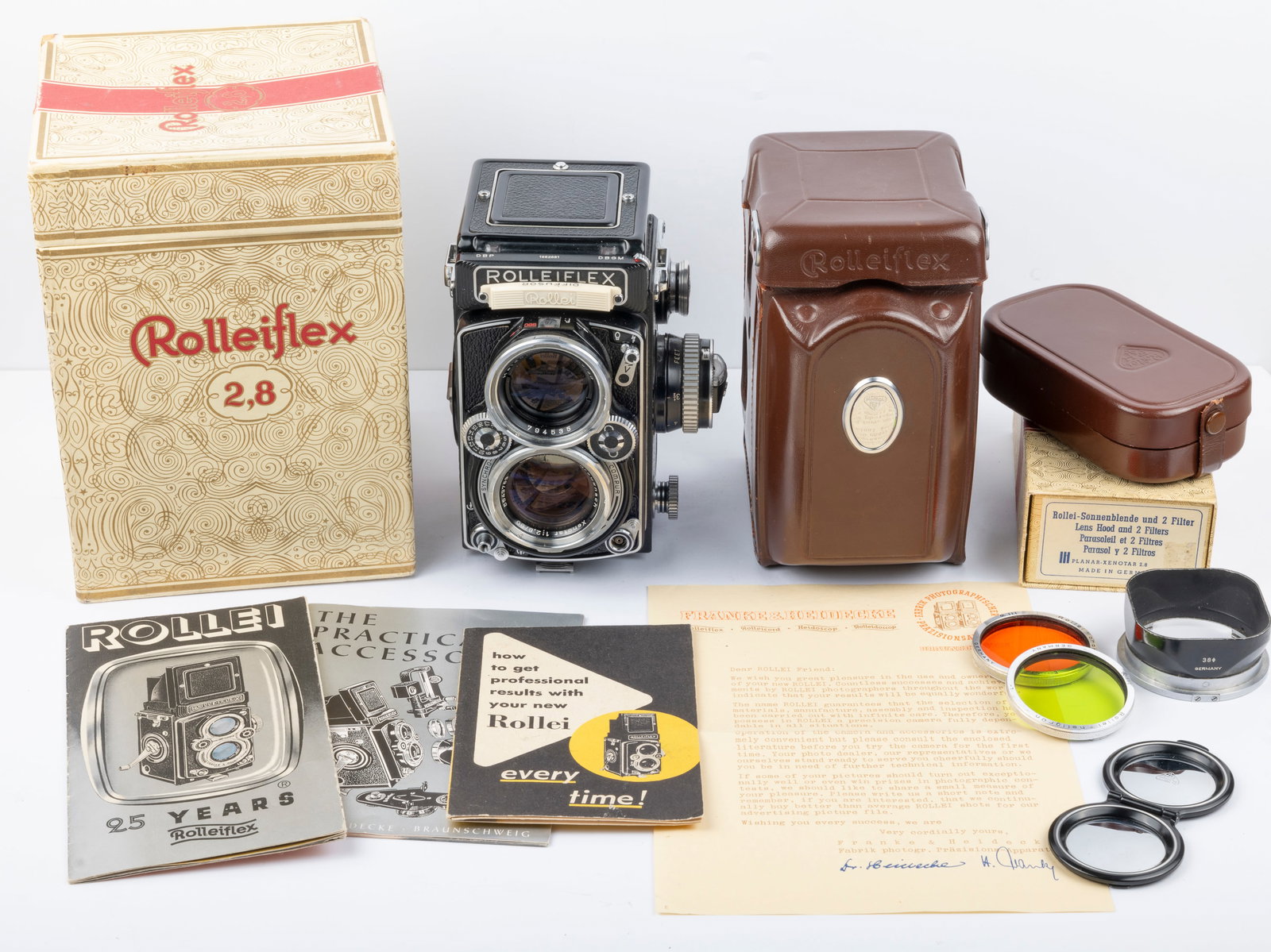 Rolleiflex 2,8 E: Rolleiflex 2,8 E Nr. 1662861 in ever-ready case with shade and filter set in case, in original box with an array of Rollei literature. Working.Condition: Excellent ++ overall