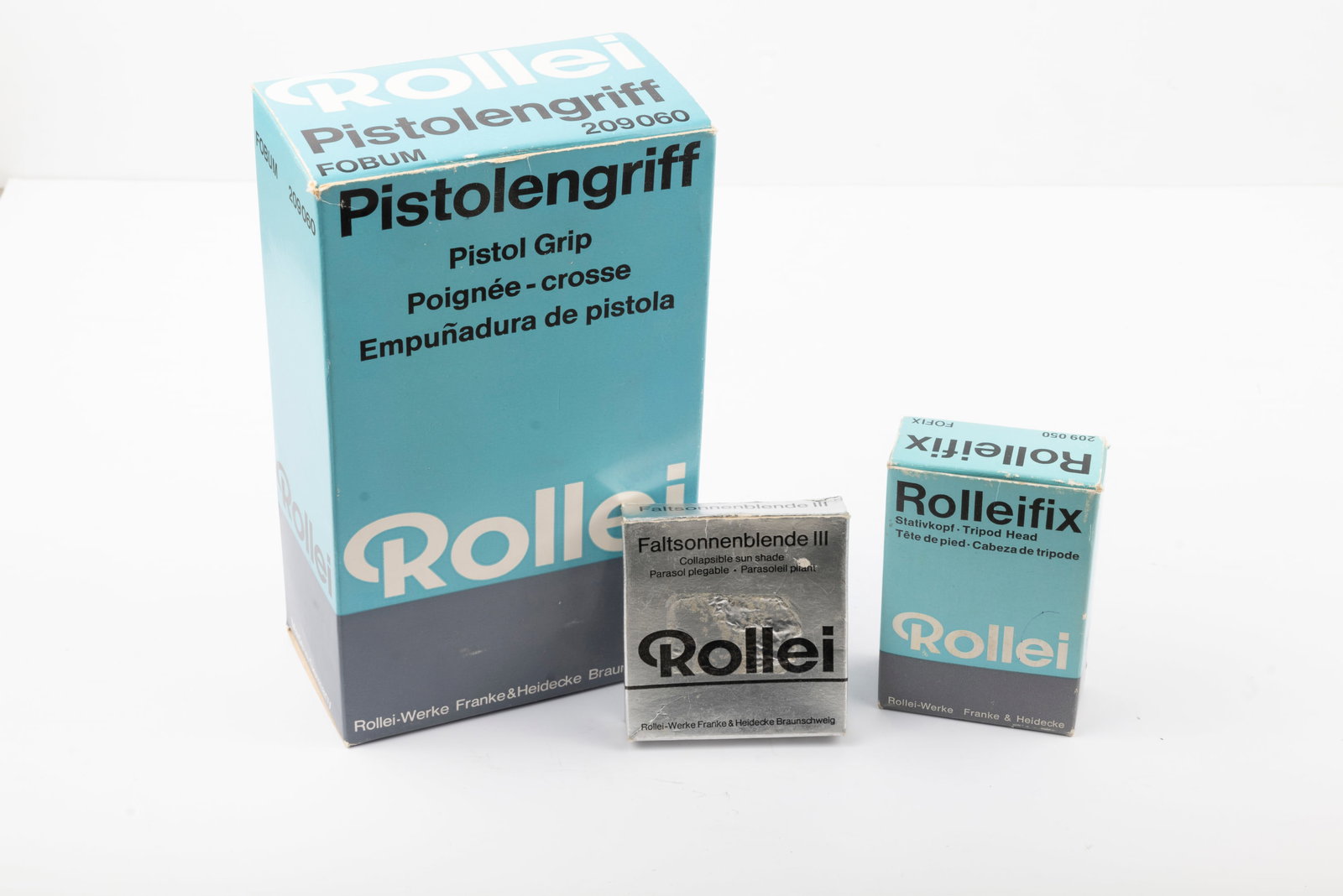 Three accessories for the Rolleiflex 2,8: Three accessories for the Rolleiflex 2,8 camera: pistol grip, lens shade, and tripod head, each in their box.Condition: Excellent ++ overall