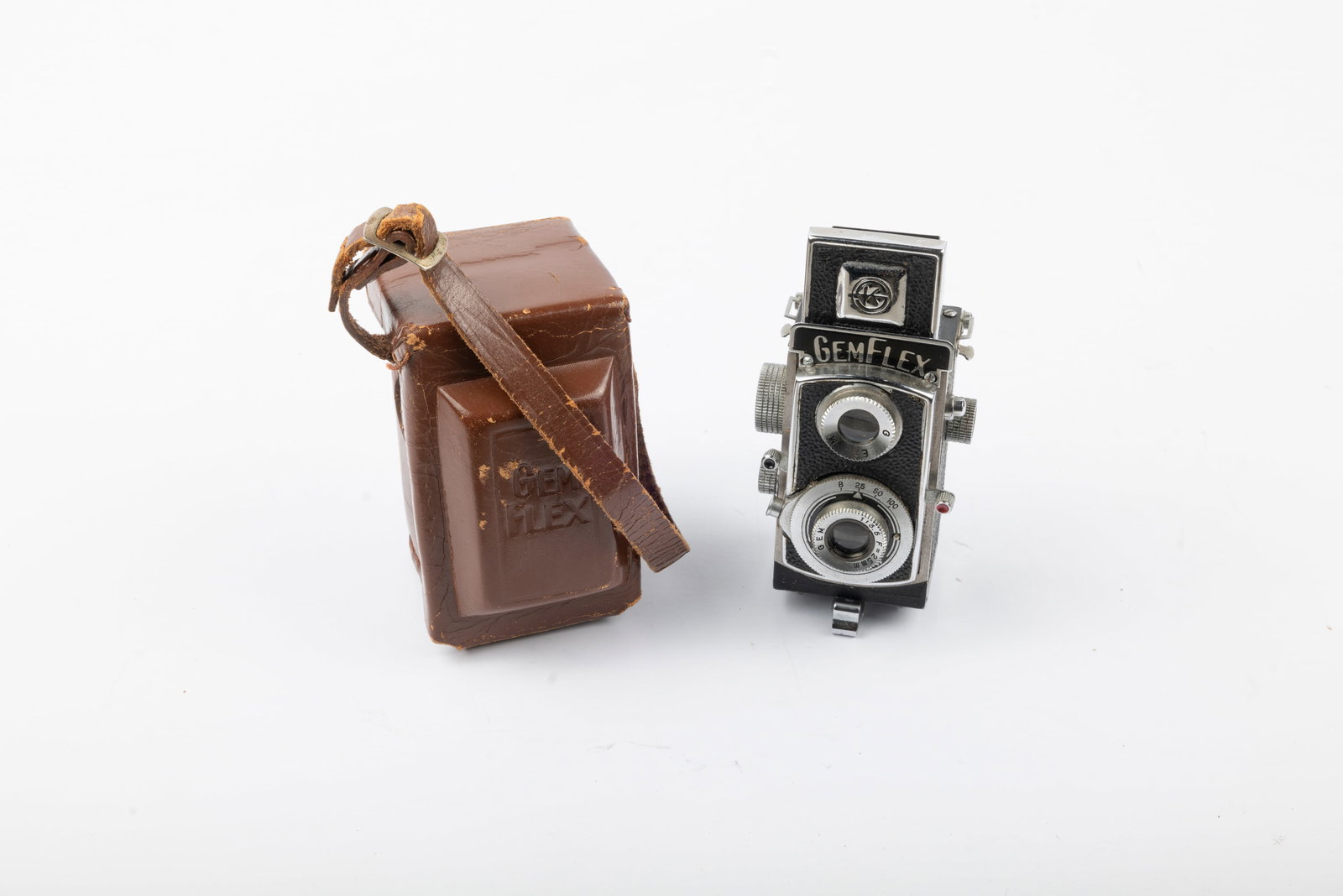 Showa Optical Works GemFlex: Showa Optical Works GemFlex Miniature TLR Camera with 25mm Swallow f3,5 lens, in its original ever-ready case. A fascinating sub-miniature camera, rarely seen in the marketplace. Condition: Excellent