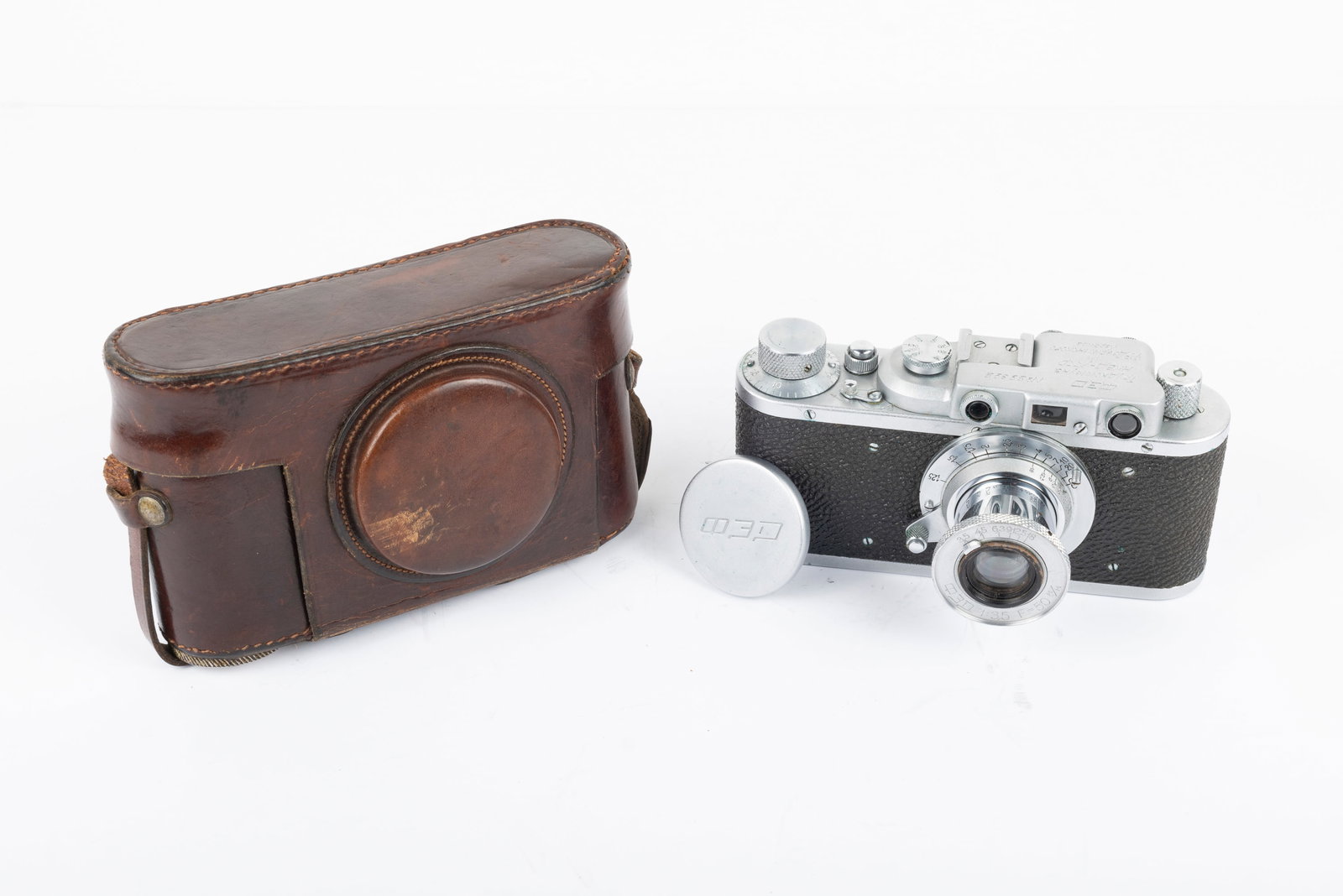 FED Nr. 29892: FED Nr. 29892 with 50mm f3,5 lens Nr. 32838 with lens cap. The lens is also marked "46" and "6" on the underside of the lens flange, opposite the serial number. In ever-ready case with a beautiful