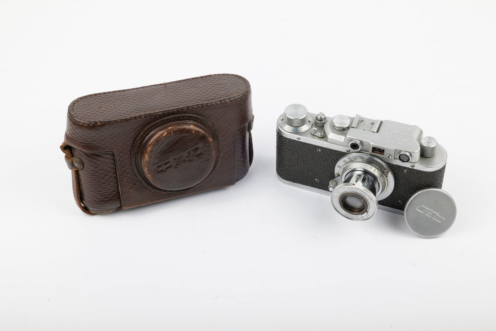 FED Nr. 150803: FED Nr. 150803 with 50mm f3,5 lens Nr. 150347 with lens cap. The lens is also marked "127" and "5" on the underside of the lens flange, opposite the serial number. This set is in its original, rare