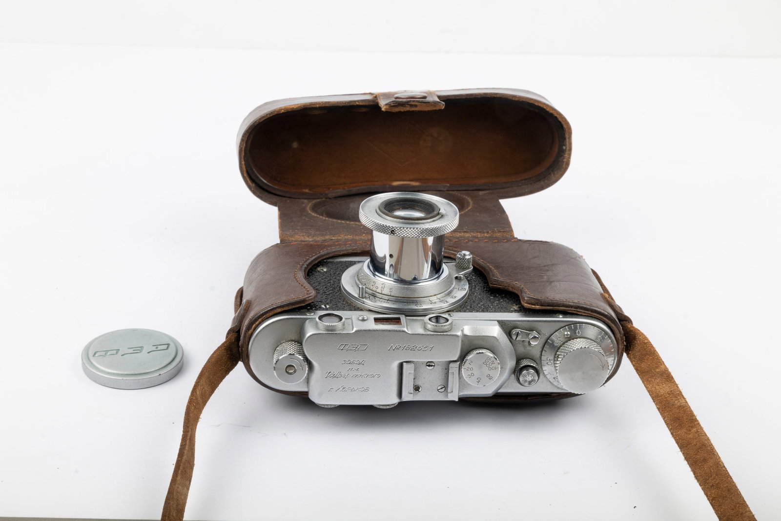 FED Nr. 182651: FED Nr. 182651 with 50mm f3,5 lens and lens cap, in ever-ready case, with an original FED table clamp as well as a SMENA rangefinder in its leather case. Condition: Excellent + overall