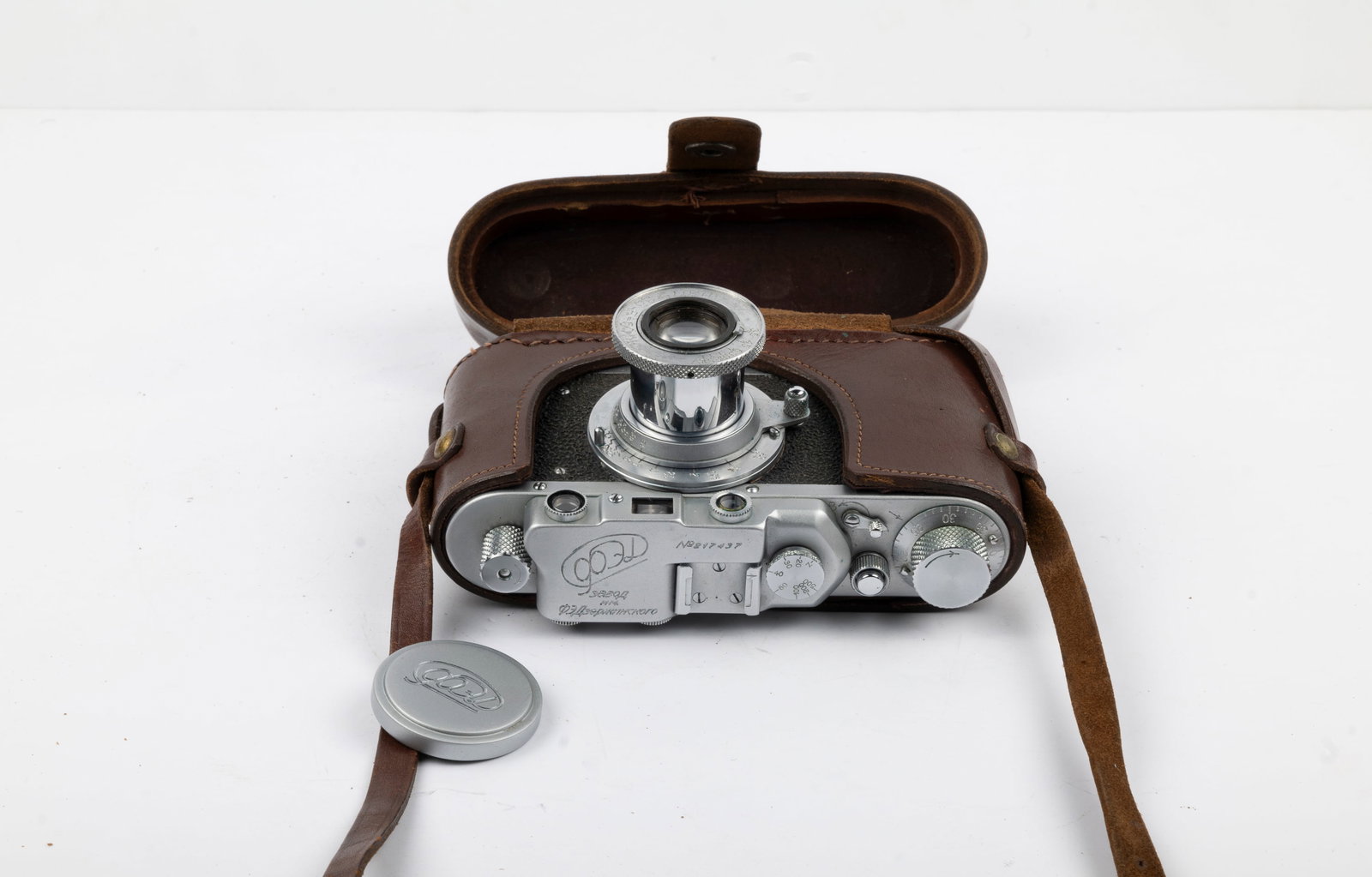 FED Nr. 217437: FED Nr. 217437 with 50mm f3,5 lens Nr. 961 in original ever-ready case with lens cap and an original FED table clamp.Condition: Excellent + overall