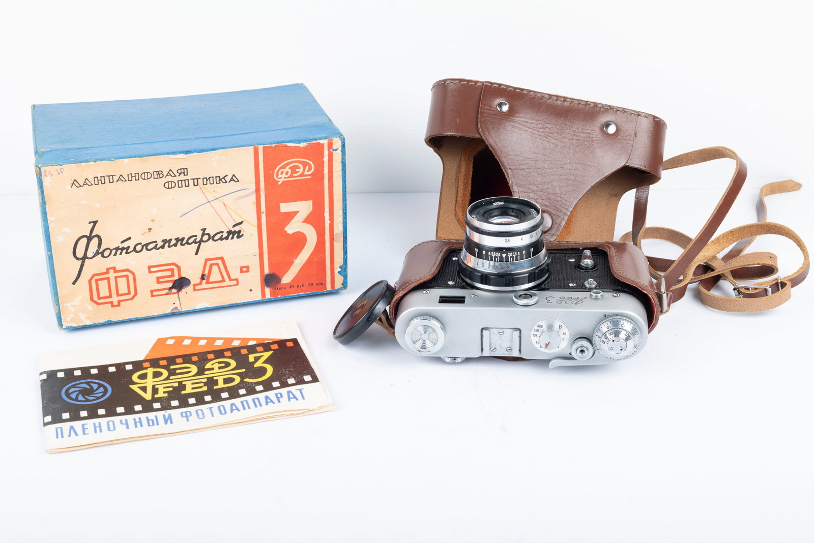 FED-3 Nr. 8473954: FED-3 Nr. 8473954 with 52mm f2,8 Industar-61 lens Nr. 2152197, complete in its original box with ever-ready case and instruction booklet. Made in 1973. Unused. Condition: Near Mint
