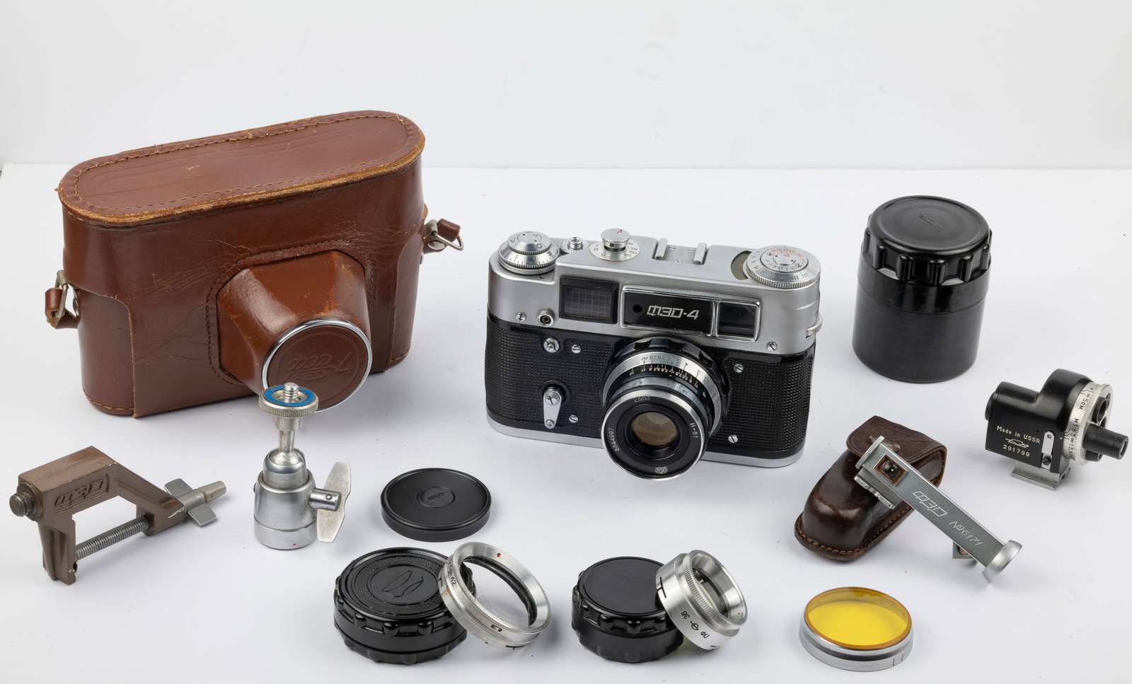 FED-4 Nr. 011865: FED-4 Nr. 011865 with 53mm Industar-61 f2,8 lens Nr. 8844997 , in original ever-ready case. Also with Turret viewfinder Nr. 291799 in plastic case, two Polarizing filters in cases and a yellow