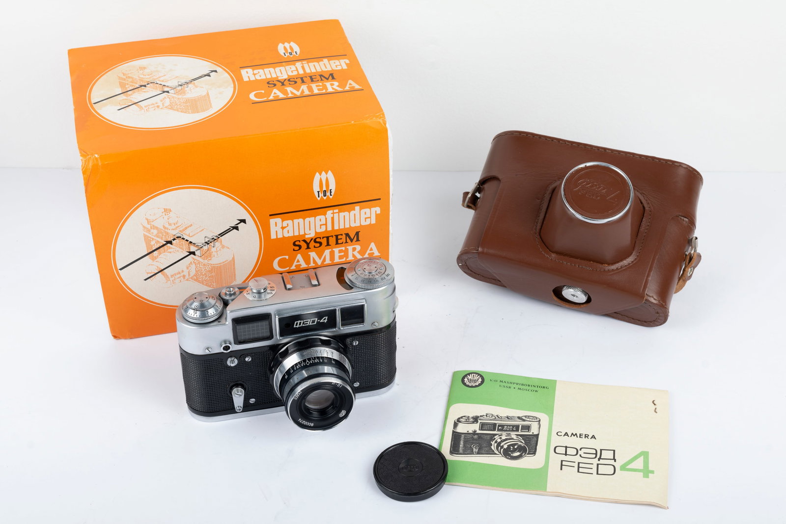 FED-4 Nr. 336995: FED-4 Nr. 336995 with 53mm f2,8 Industar-61 lens Nr. 9000274, complete in its original box with ever-ready case and instruction booklet. Made in 1978. Unused. Condition: Near Mint