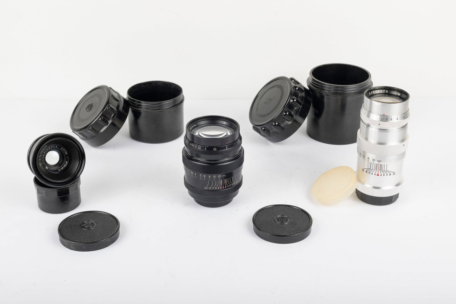 Three Jupiter lenses: Three Jupiter lenses: 35mm Jupiter-12 f2,8 Nr. 7204616,85mm Jupiter-9 f2 Nr. 7203342, and135mm Jupiter-11 f4 Nr. 7506879 in silver finish. Condition: Excellent ++ overall