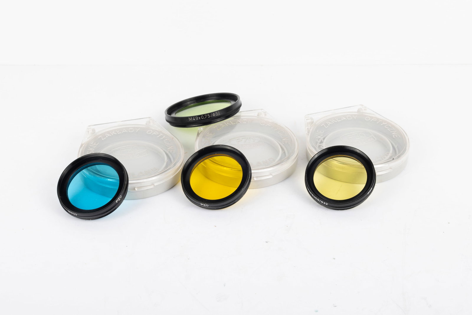 Four PZO filters: Four PZO filters, made in Warsaw, Poland. Includes two yellow and a blue filter in cases at 40,5mm and one green filter at 49mm. Condition: Excellent ++ overall
