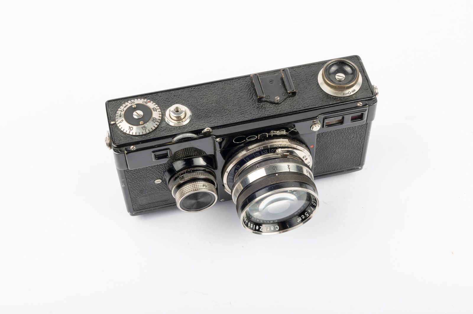 Contax I (Model D) Nr. AU10945: Contax I (Model D) Nr. AU10945 with Carl Zeiss Jena Sonnar Nr. 1415947. This Sonnar lens stops down to f9,5 as indicated by a small dot adjacent to the f8 aperture value. Condition: Excellent ++