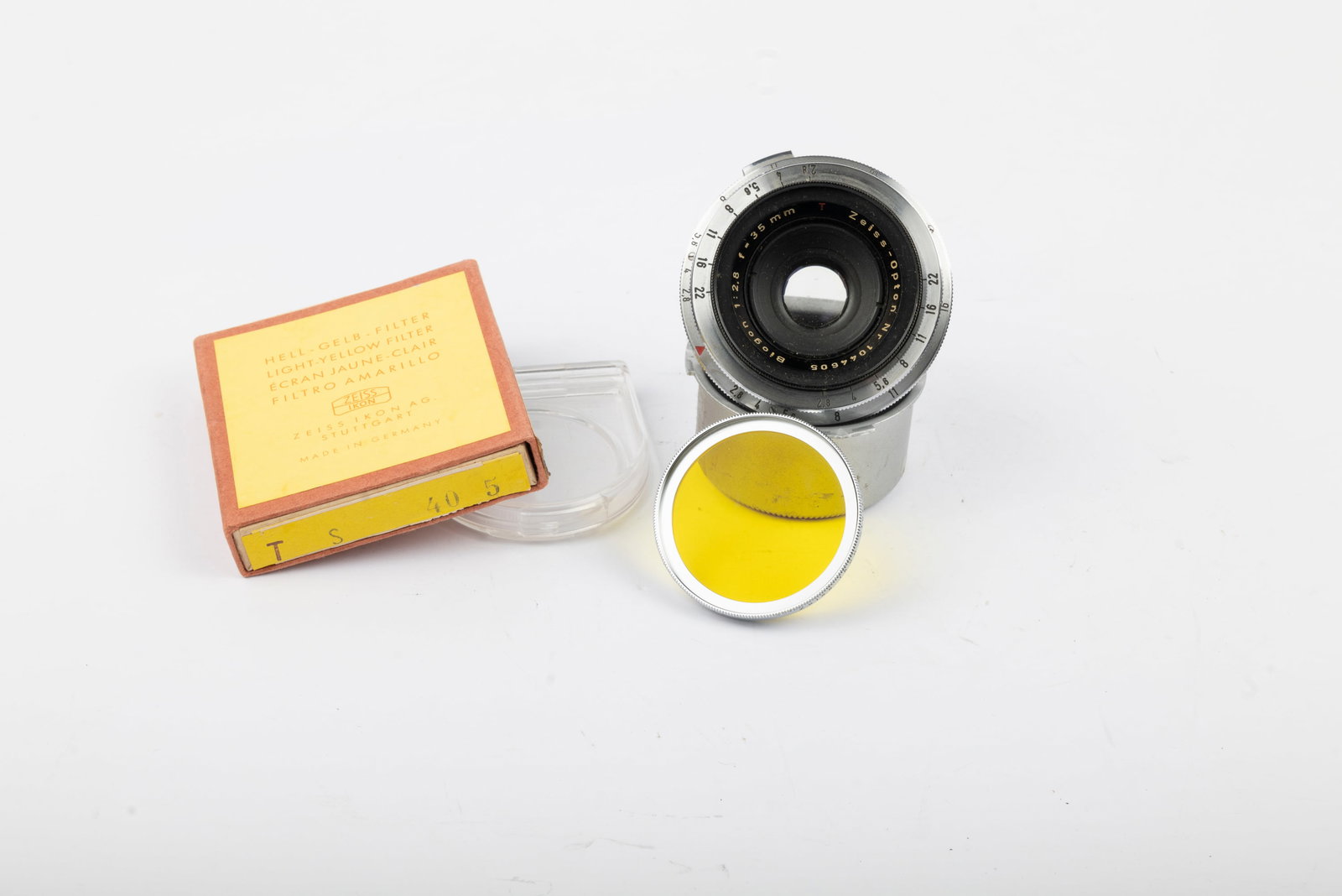 Zeiss-Opton 35mm Biogon f2,8 T Nr. 1044605: Zeiss-Opton 35mm Biogon f2,8 T Nr. 1044605, in Contax mount, with original rear cap and light yellow filter in its box. Condition: Excellent ++