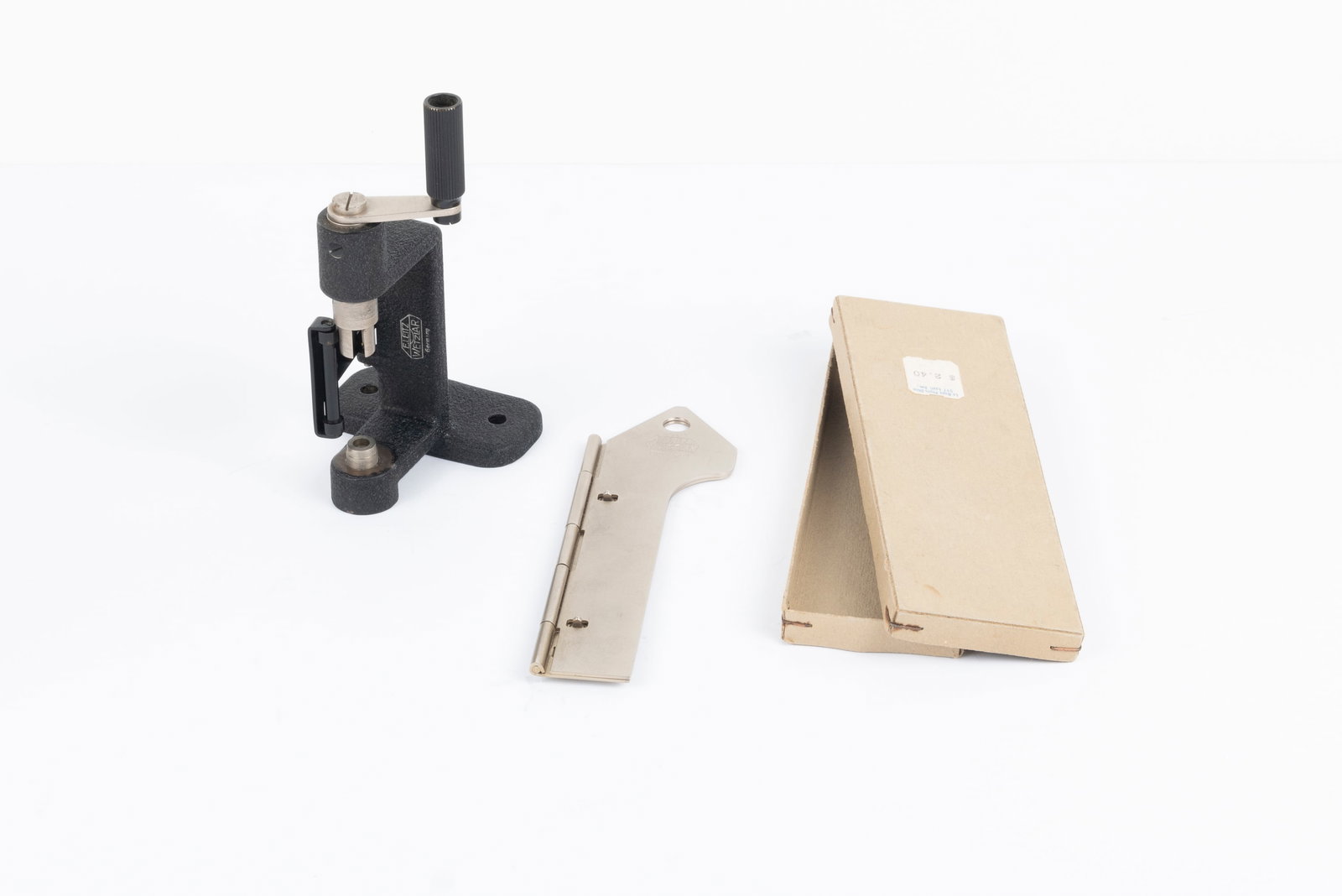 Film trimming template ABLON in nickel finish: Film trimming template ABLON in nickel finish, in its original box, like new. With table-mounted Film Winder AFLOO, an uncommon darkroom accessory. Condition: Excellent ++ overall