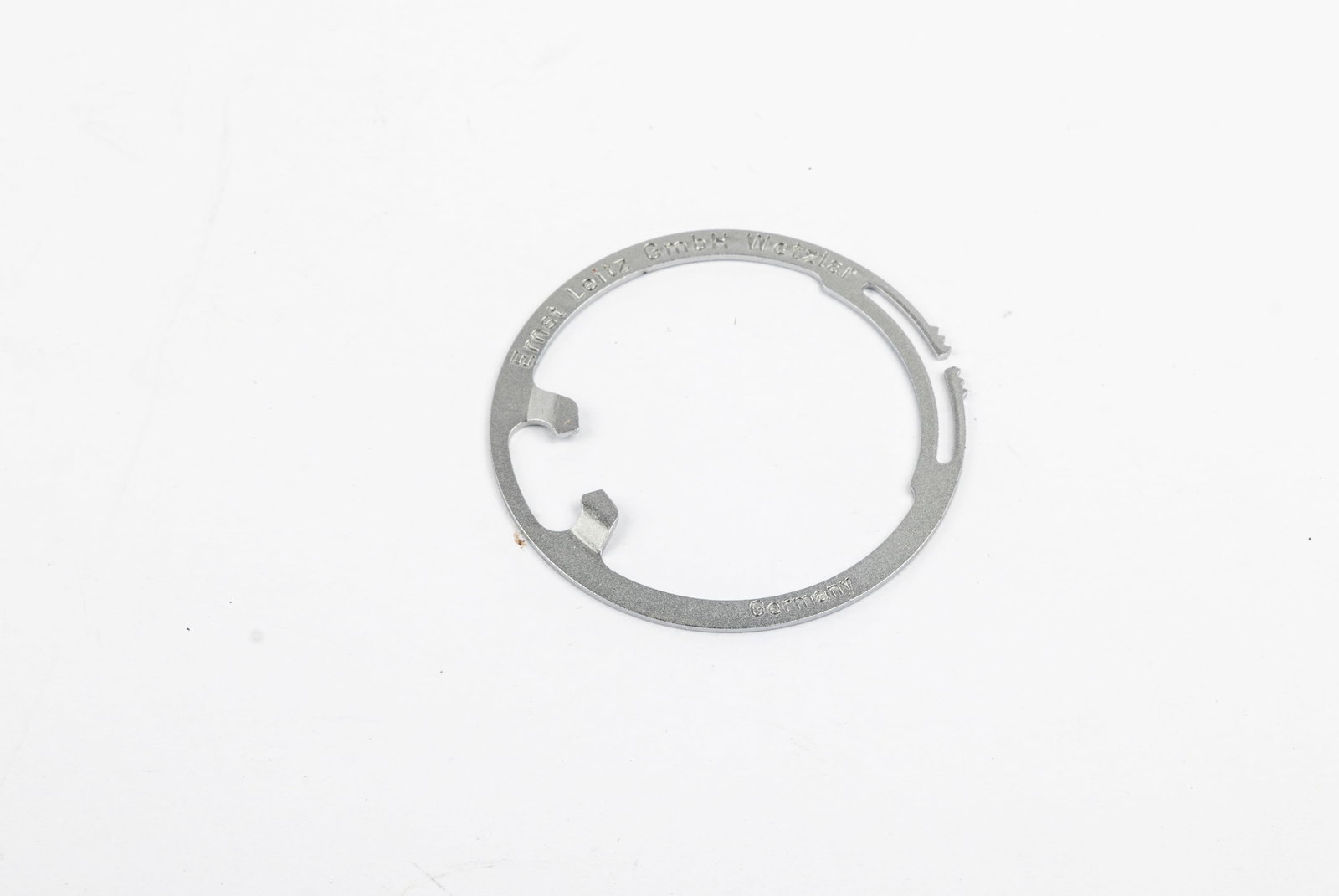 Diaphragm setting ring VOOLA: Diaphragm setting ring VOOLA. A small, delicate, and easy-to-lose aperture setting ring made for use with the 50mm Elmar lens.Condition: Excellent ++