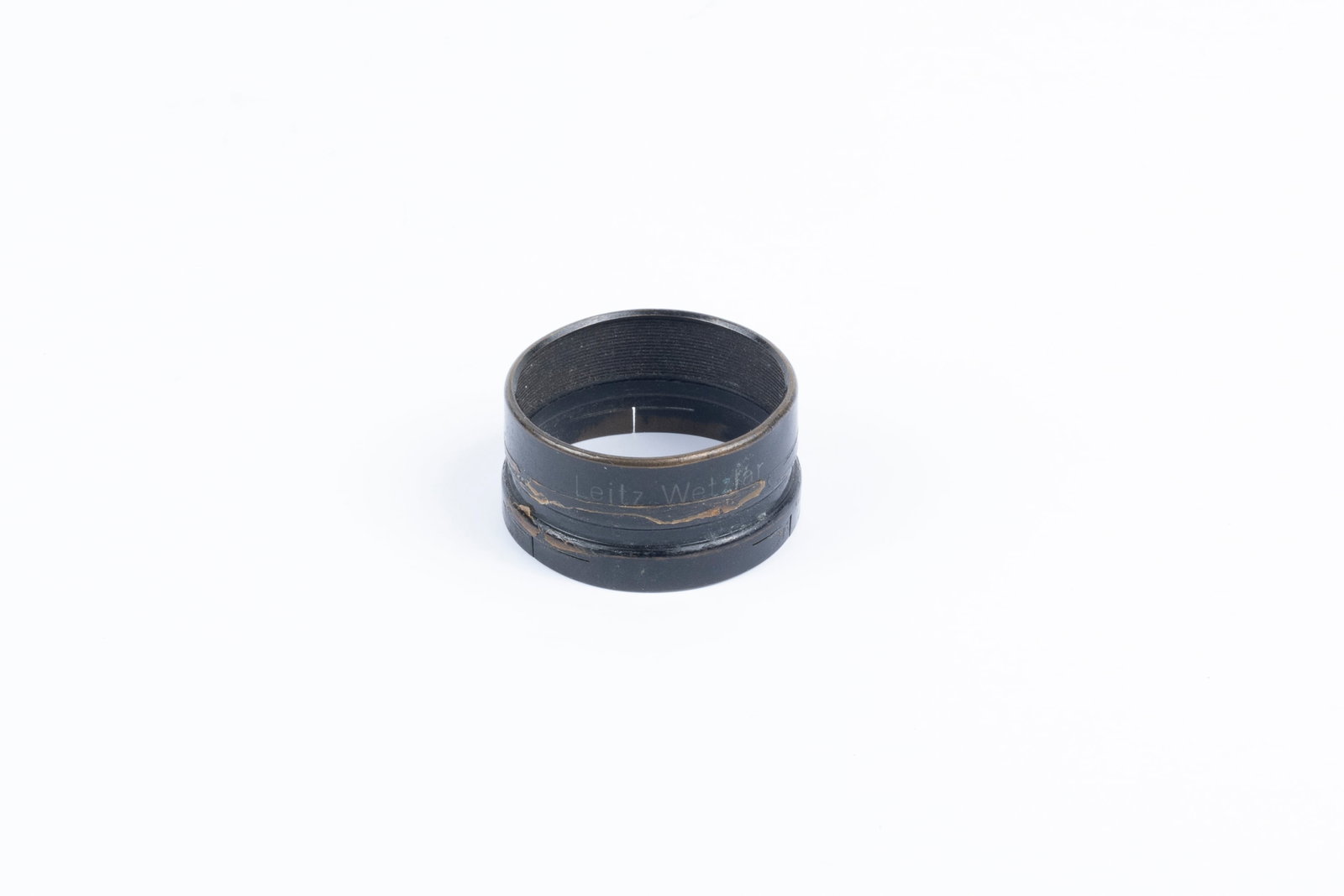 Lens shade FISON: Lens shade FISON, marked “Leitz Wetzlar Germany.” This early type was only made between 1933 and 1935. Condition: Very Good