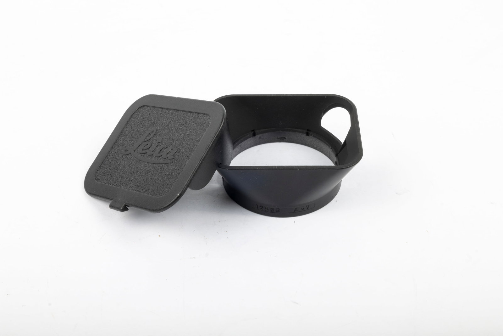 Lens shade 12588: Lens shade 12588 set. Made in the early 1990s for the “Double Aspherical” 35mm Summilux lens.Condition: Excellent ++