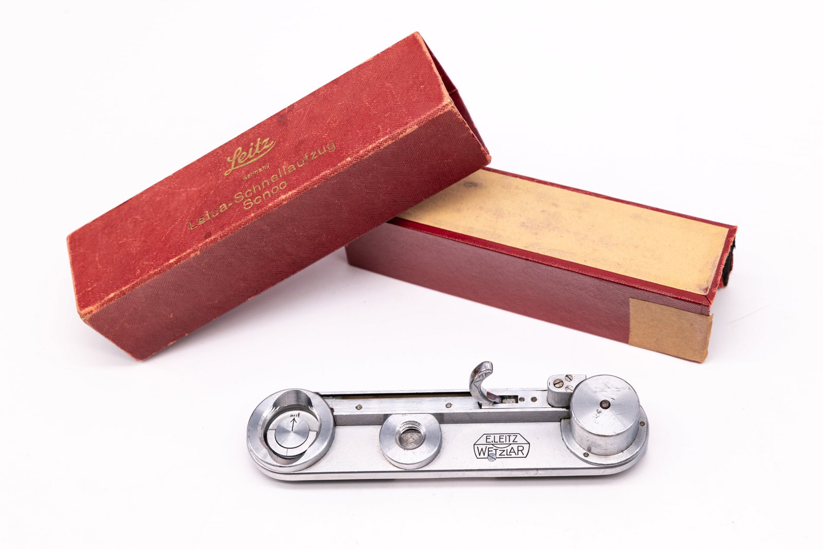 Rapid Winder SCNOO: Rapid Winder SCNOO, made for the Leica III, IIIa, IIIb and early IIIc cameras, in its red paper box (nearly complete). Condition: Excellent + overall