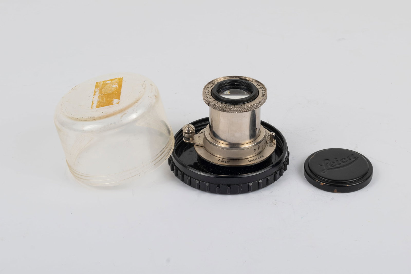 50mm Hektor f2,5 Nr. 161487: 50mm Hektor f2,5 Nr. 161487 in nickel finish. This early coated lens is marked in Feet and is with its original metal lens cap and display container. Condition: Excellent ++