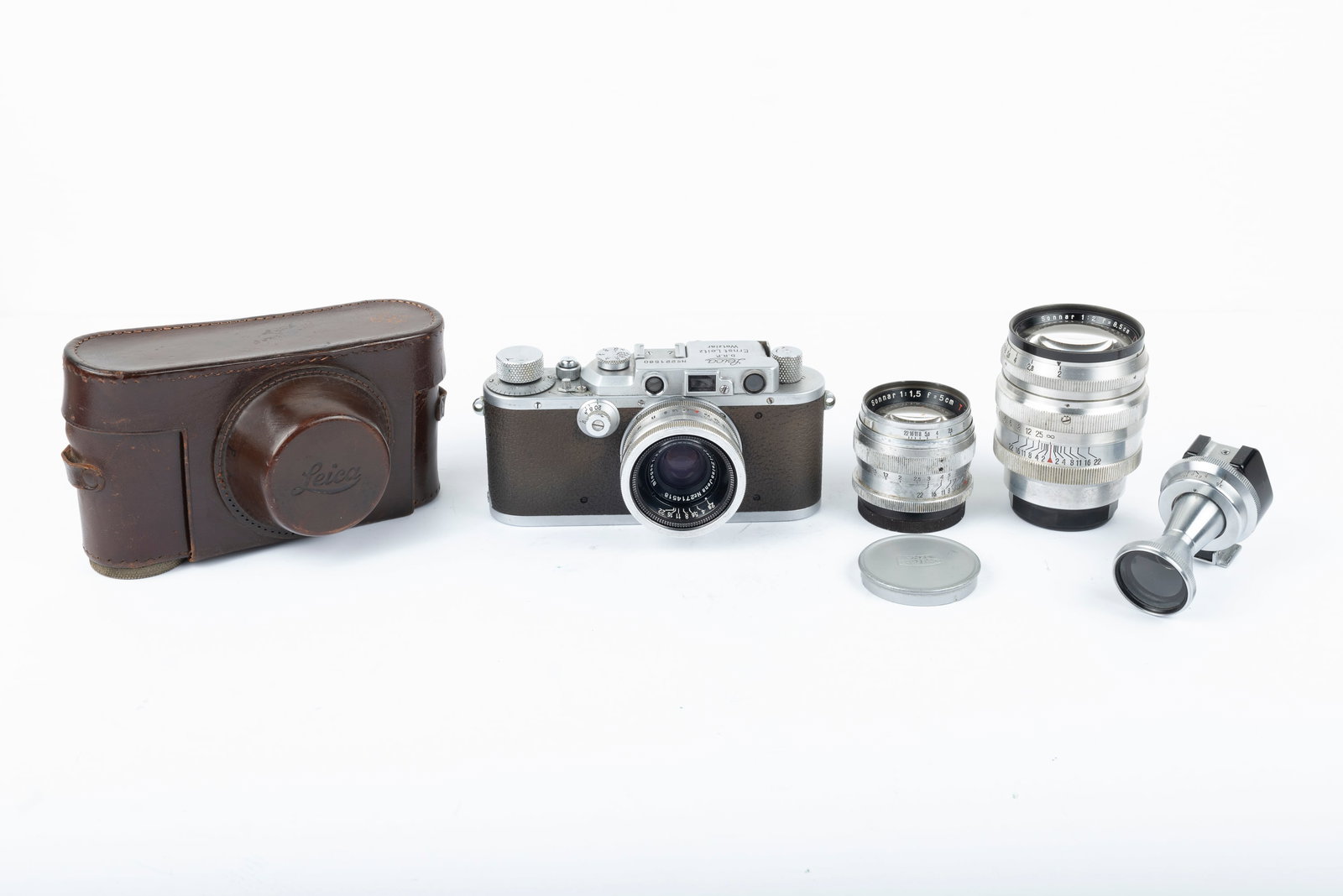 Leica IIIa Nr. 221580: Leica IIIa Nr. 221580 with an array of Carl Zeiss Jena lenses: 35mm Biogon T f2,8 Nr. 2714518, 50mm Sonnar f1,5 T Nr. 2725469, and 85mm Sonnar f2 T Nr. 2766705. Also included is universal viewfinder V