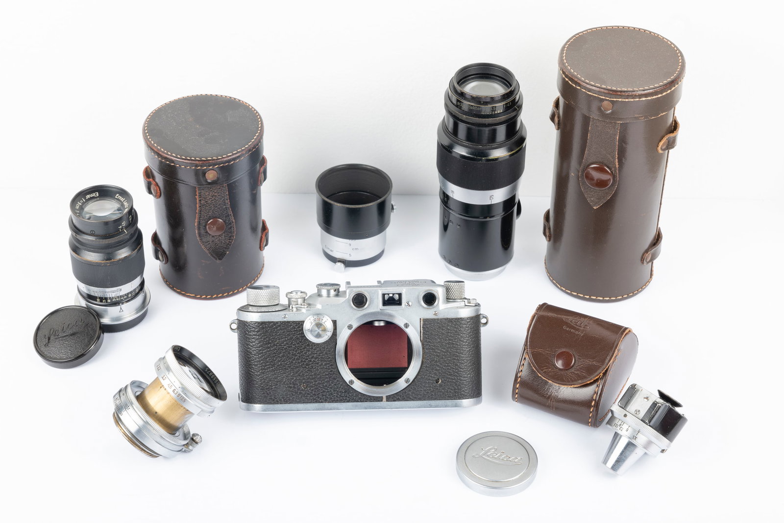 Leica IIIc Nr. 375265: Leica IIIc Nr. 375265 with 50mm Summitar f2 Nr. 559875. This wartime camera has its original red shutter curtain and was delivered in 1941. Also included are 90mm Elmar f4 Nr. 576681 and 135mm Hektor 