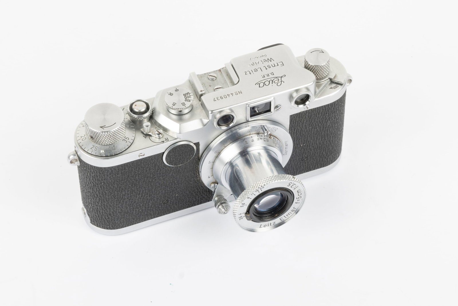 Leica IIc Nr. 440937 U.S Government: Leica IIc Nr. 440937 with Sharkskin covering and with 50mm Elmar f3,5 Nr. 711769. Made in 1948, this camera was used by the U.S. Government and bears a placard on the base plate reading "Property of t