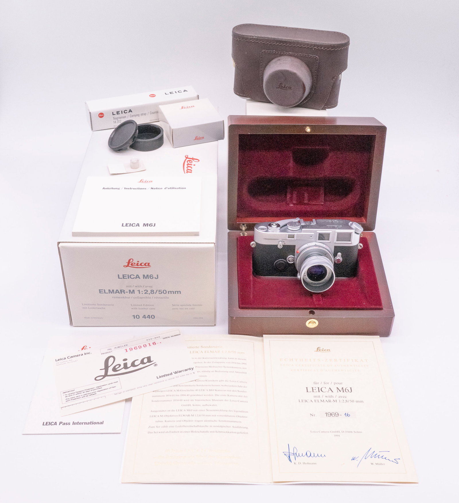 Leica M6J #16: Leica M6J 40th Anniversary Special Edition set Nr. 1969-16, with 50mm Elmar-M f2,8 Nr. 1969-16. Created to celebrate 40 years of Leica M photography, this is one of only 1640 cameras made in 1994. Com
