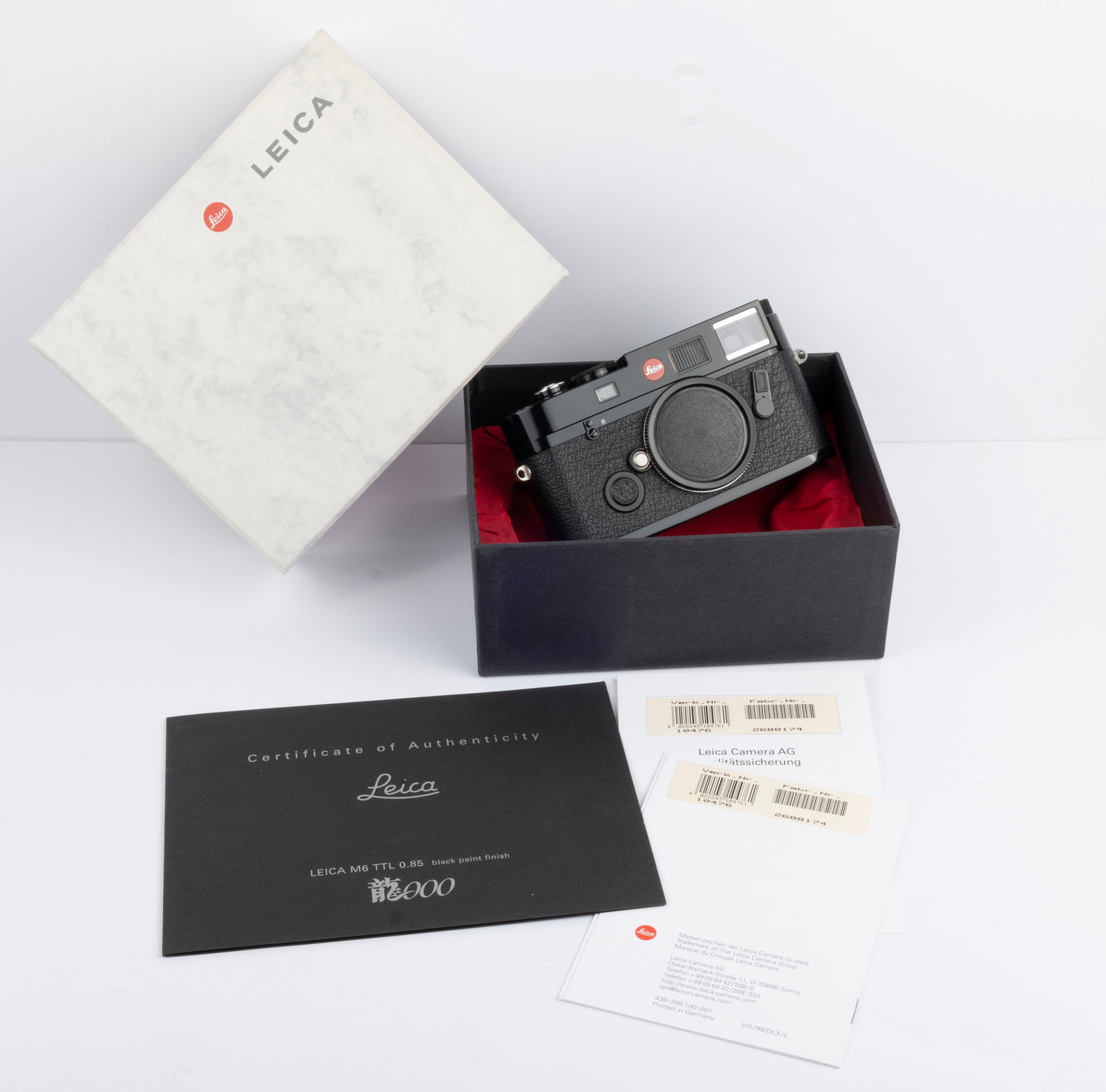 Leica M6 .85 TTL “Dragon 2000": Leica M6 .85 TTL Nr. 2688174 “Dragon 2000” 174/500 in black paint finish, made for Schmidt Photo of Hong Kong in 2000, the Year of the Dragon, and bearing a special engraving on the rear of th