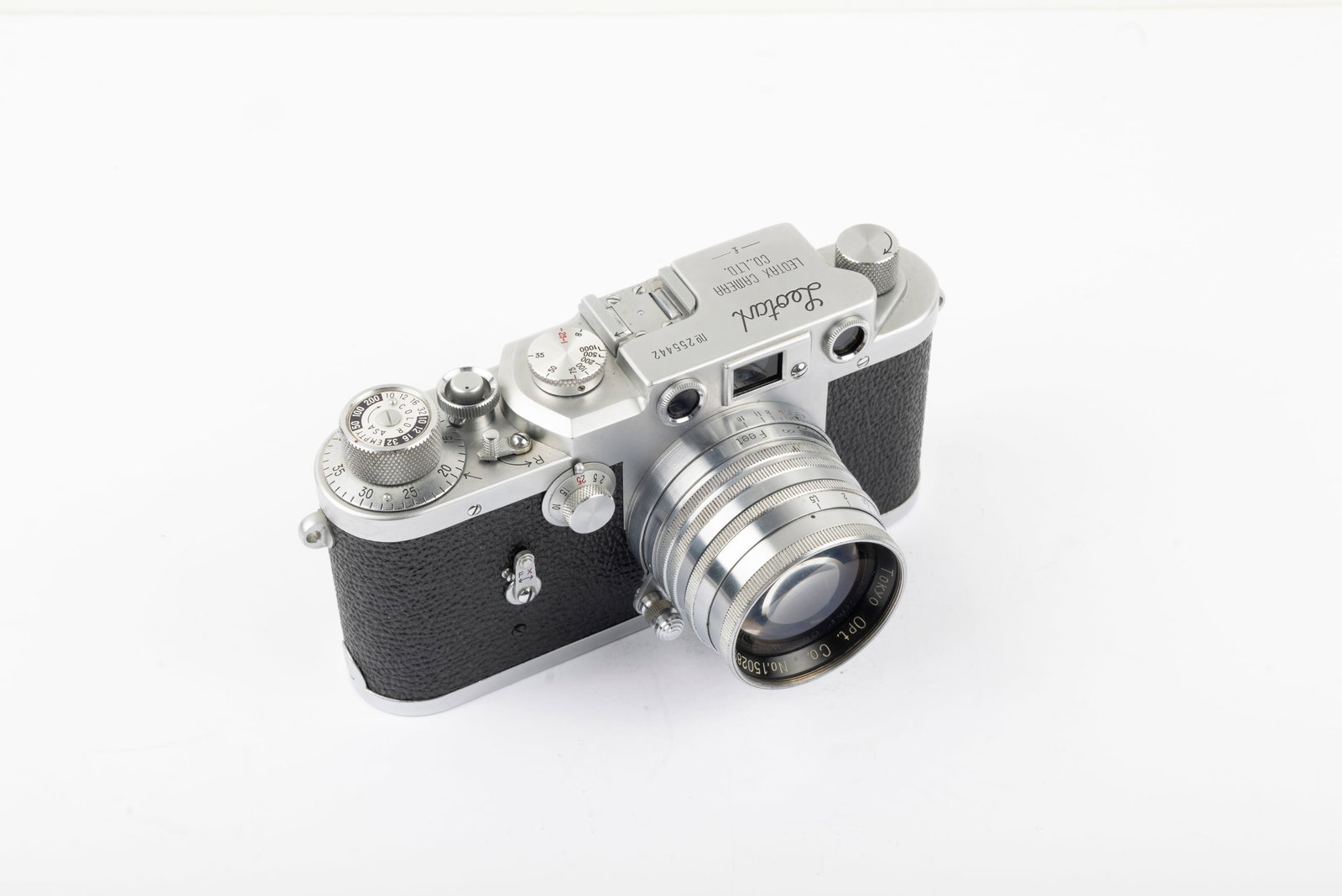 Showa Leotax F: Showa Leotax F Nr. 255442 with 50mm Simlar f1,5 lens, Nr. 150289, made by Tokyo Opt. Co. Made circa 1954, the Leotax F seems to have been modeled after the Leica IIIf camera. Condition: Excellent ++