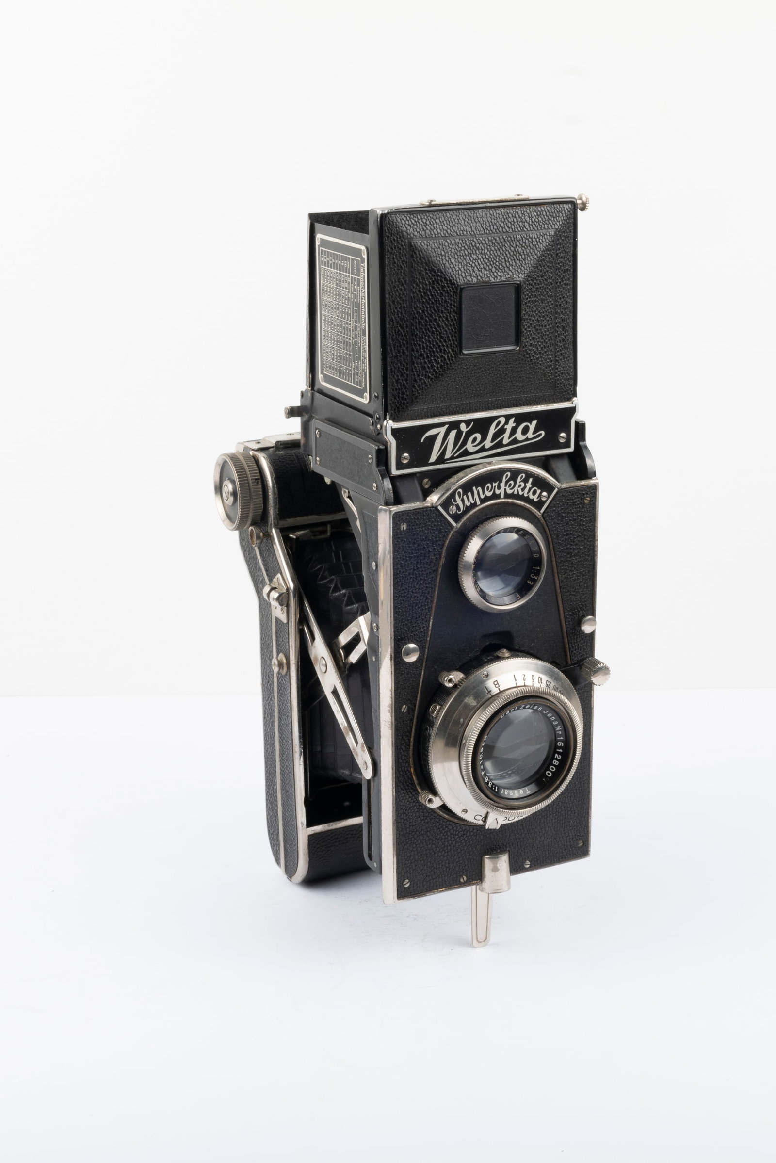 Welta Superfekta: Welta Superfekta TLR with 7,5cm Weltashkop f3,8 Nr. 654232, and 105mm Carl Zeiss Jena Tessar f3,8 Nr. 120800. A fascinating TLR camera, with spectacular and unique design. Working. Condition: Excellen