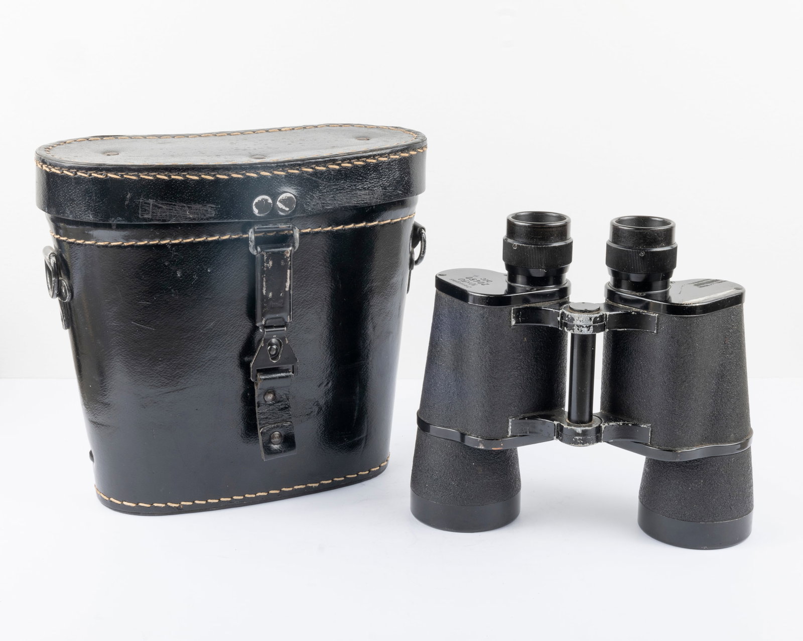 Zeiss 10x50 Dienstglas "blc+": Zeiss 10x50 Dienstglas "blc+" Nr. 20450 in their fitted case. Along with some hand embossings, this wartime case bears the marks "ksd 1942" and "WaA14" below the Reichsadler mark. The metal clasp is m