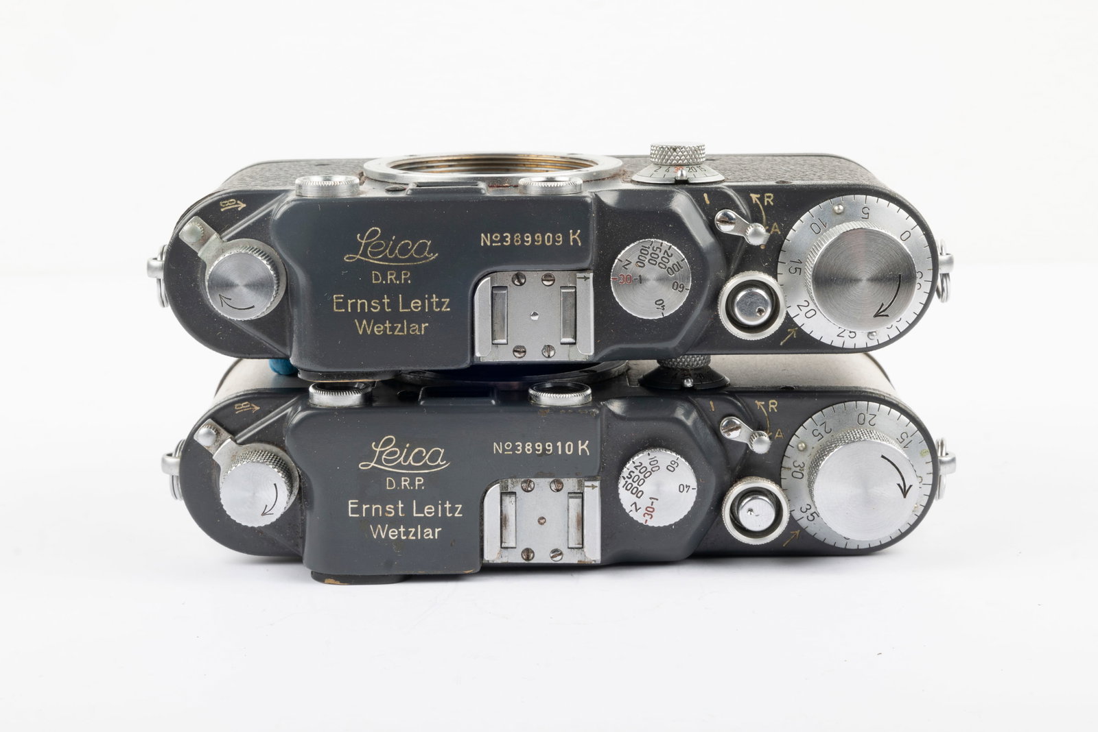 Two Leica IIIc K Grey cameras: Two Leica IIIc K Grey cameras, made in 1943, with adjacent serial numbers. Leica IIIc K Grey Nr. 389909K with 50mm Summitar f2 Nr. 562925 and Leica IIIc K Grey Nr. 389910K with 50mm Summitar f2 Nr. 58
