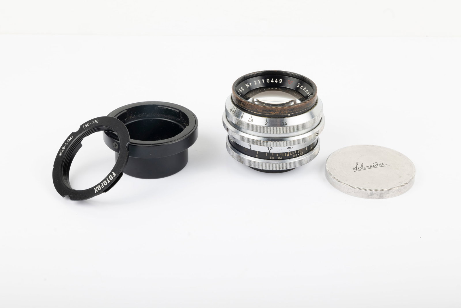 Schneider-Kreuznach 50mm Xenon f1,5: Schneider-Kreuznach 50mm Xenon f1,5 Nr. 2110449, in original Leica screw mount, with front cap. Also included is an adapter to the Leica M mount, and deep rear cap. Recently serviced. Condition: