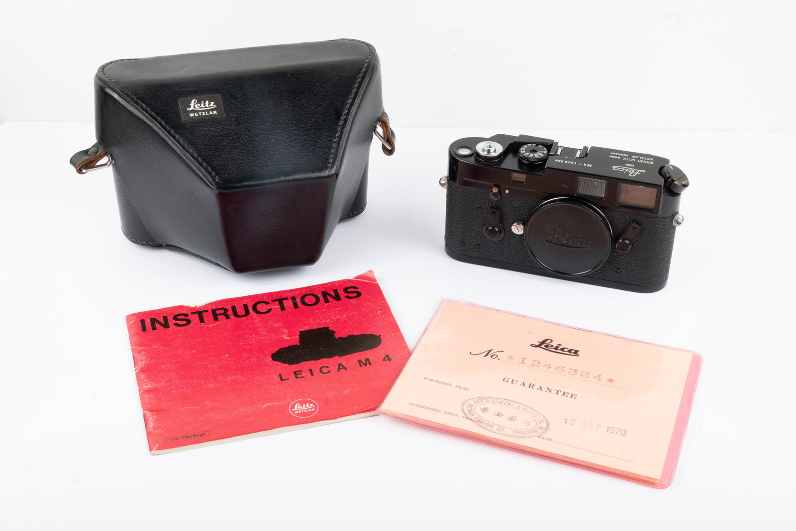 Leica M4 Nr. 1246334 black paint: Leica M4 Nr. 1246334 in black paint finish, with original guarantee card from Schmidt & Co., dated 13 September 1970. The factory "L" seal is intact, and the shutter is sticky on its slow speeds. With