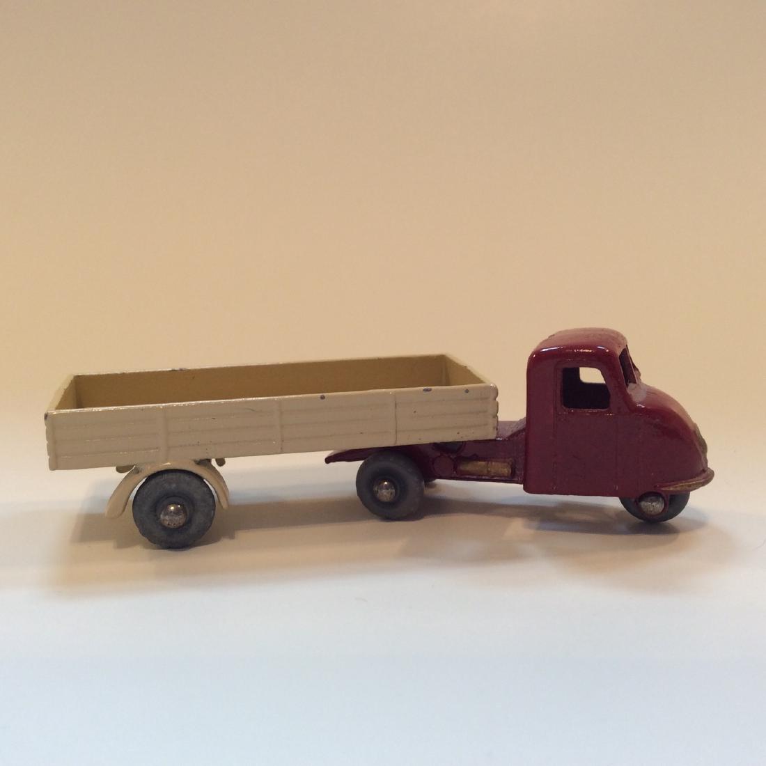 MATCHBOX LESNEY MODEL NO.10b SCAMMELL MECHANICAL HORSE: PRODUCED BY MATCHBOX IN ENGLAND CIRCA 1957. MATCHBOX SERIES MODEL No. 10b SCAMMELL MECHANICAL HORSE WITH TRAILER, RED CAB,LIGHT BROWN TRAILER, METAL WHEELS. Grey wheel truck and hay hauler trailer. Ex