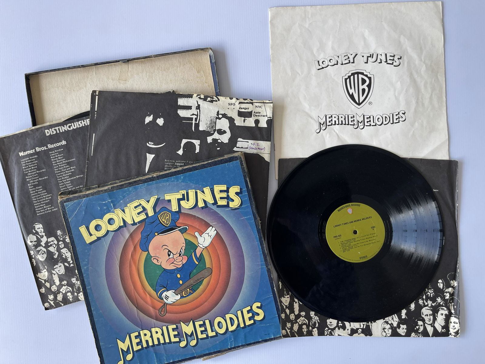 Looney Tunes And Merrie Melodies. Warner Bros. Records - PRO 423 BOXED SET: Looney Tunes And Merrie Melodies. Warner Bros. Records - PRO 423 BOXED SET INCLUDES: FACES, BLACK SABBATH, LITTLE FEAT, HENDRIX, COODER, GRATEFUL DEAD, ARLO GUTHRIE, BEACH BOYS AND MANY MORE. THREE AL