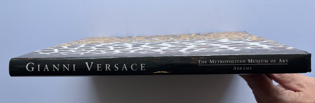GIANNI VERSACE - THE METROPOLITAN MUSEUM OF ART: GIANNI VERSACE - THE METROPOLITAN MUSEUM OF ART. 1997 - 1998. HARDCOVER.