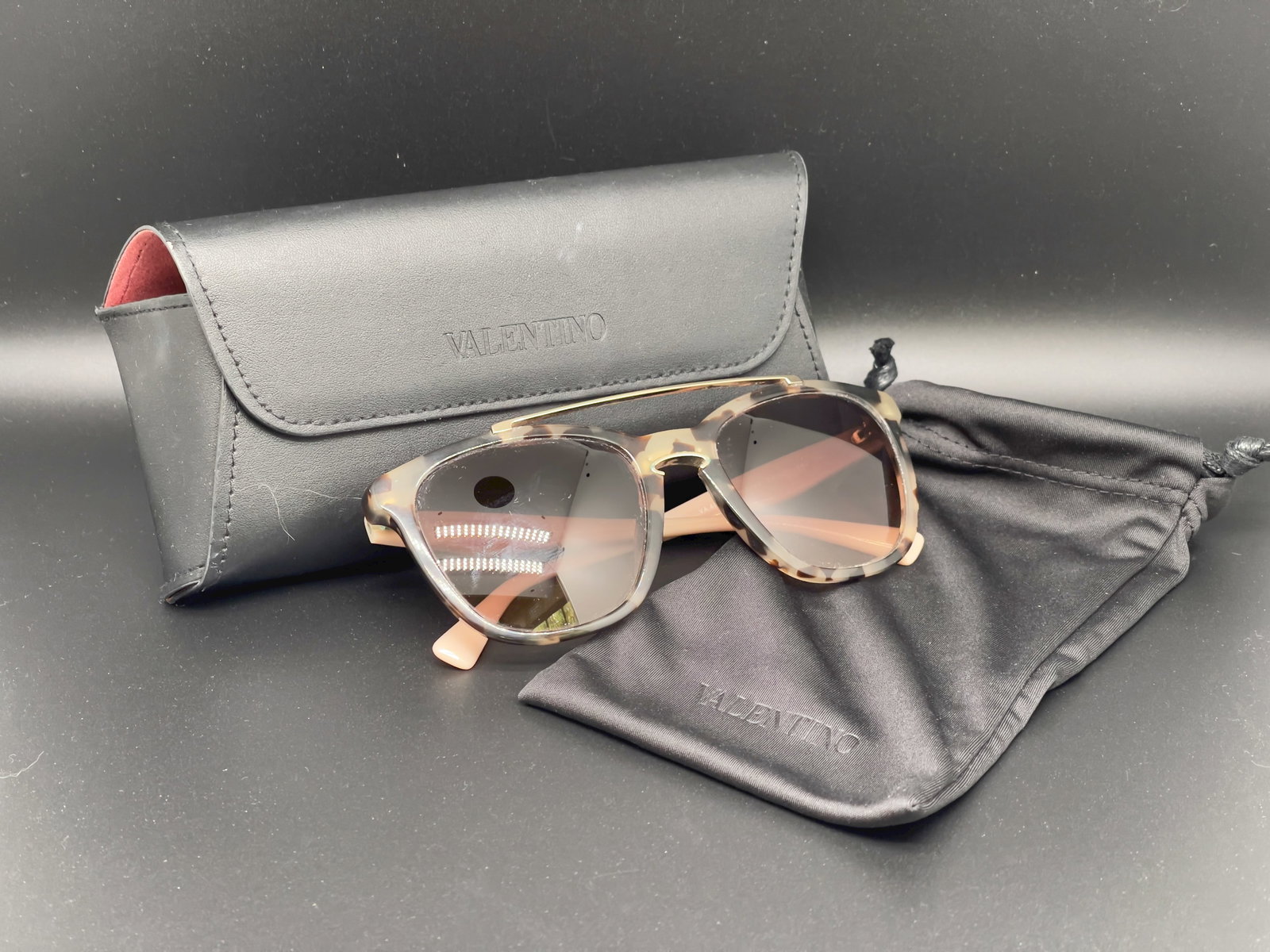 ORIGINAL VALENTINO WOMENS SUNGLASSES AND CASE: ORIGINAL VALENTINO WOMENS SUNGLASSES AND CASE