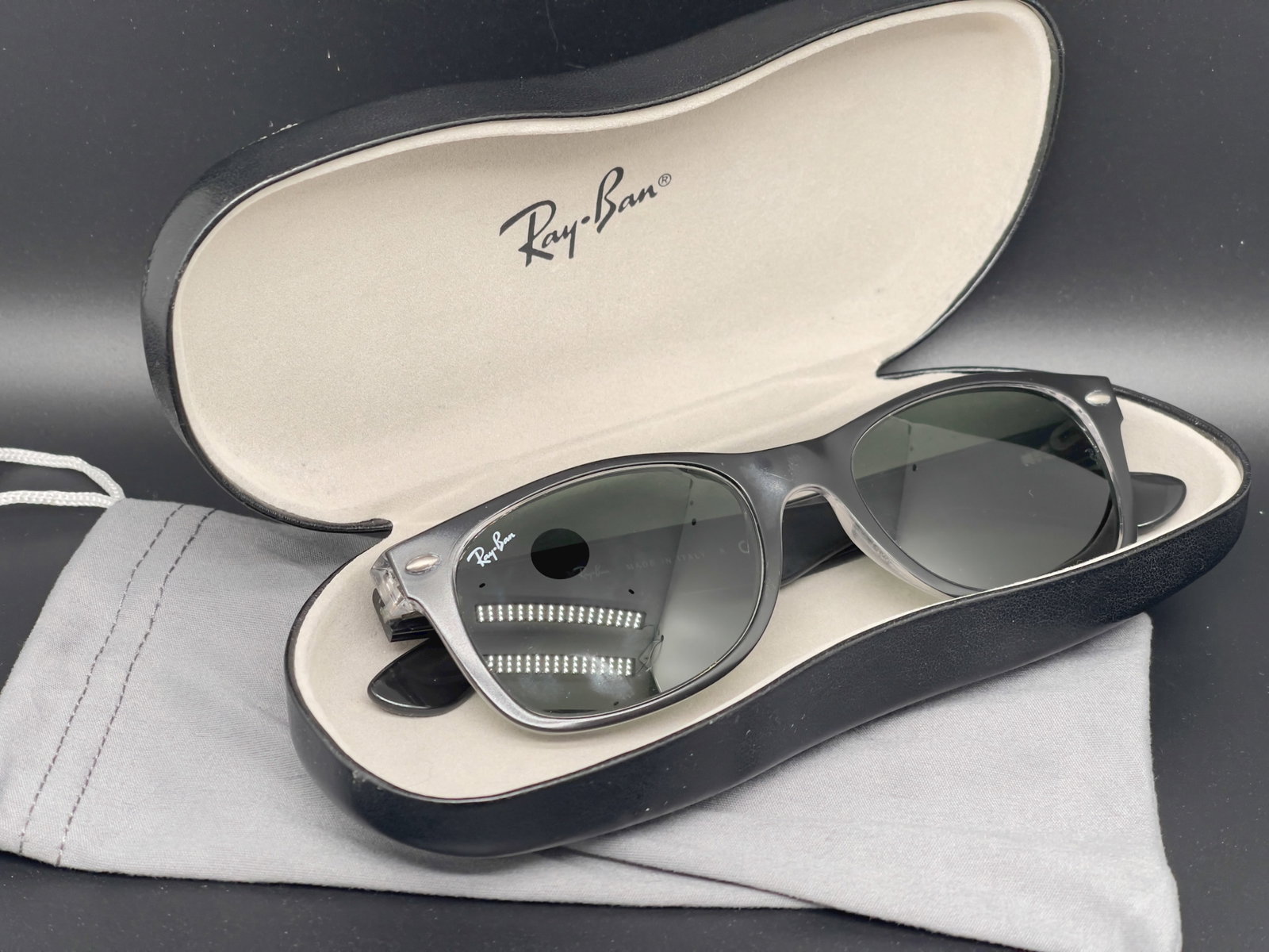 RAY BAN WAYFARER SUNGLASSES WITH CASE: RAY BAN WAYFARER SUNGLASSES WITH CASE