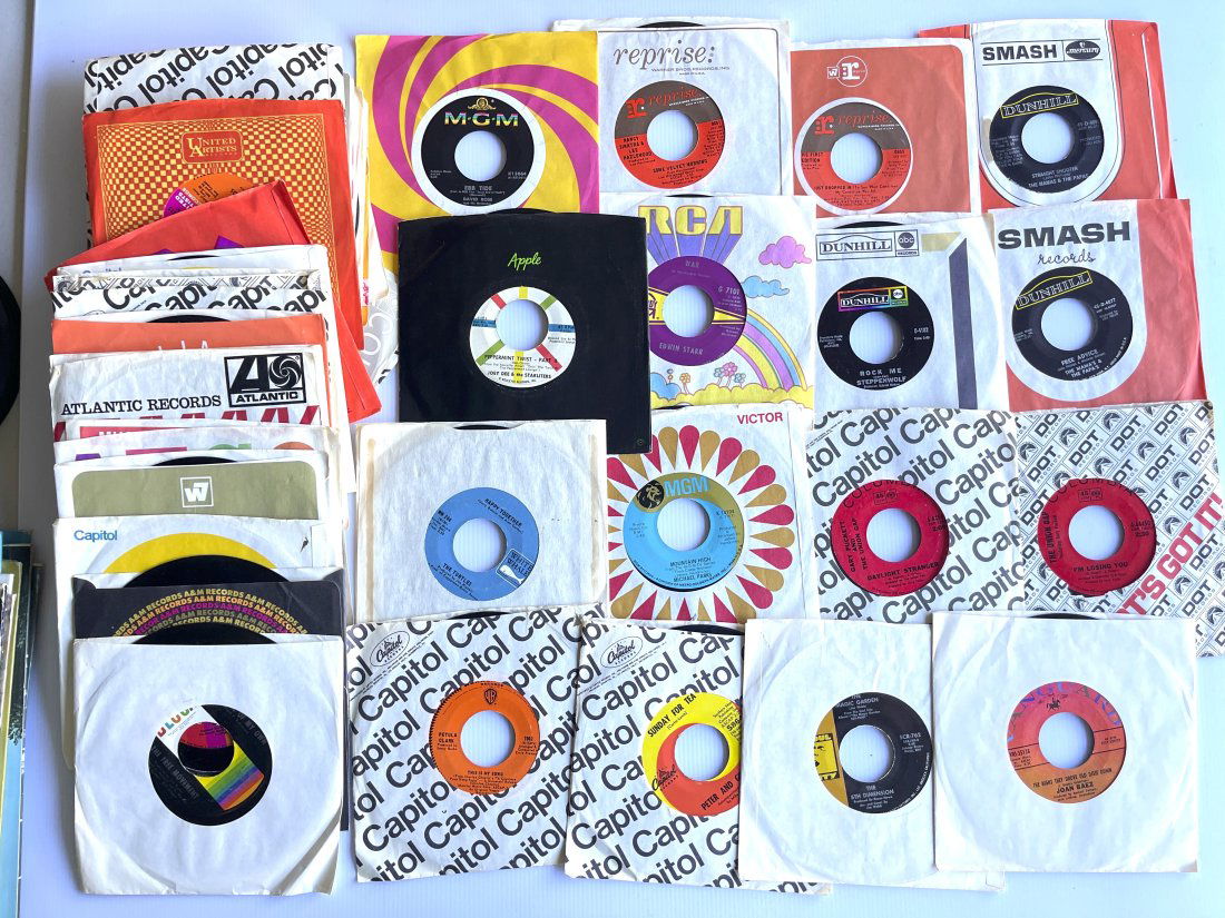MYSTERY BOX og 60 (SIXTY) 45rpm RECORDS (1 of 2)