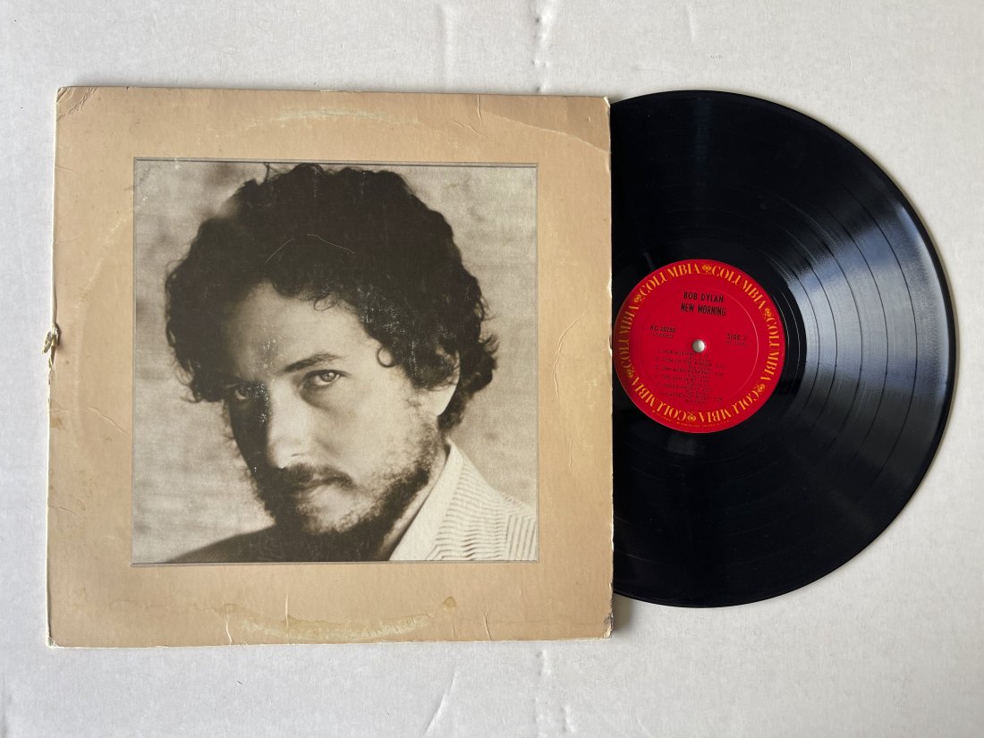 Bob Dylan – New Morning: Bob Dylan – New MorningColumbia – KC 30290. ALBUM GREAT - COVER HAS SMALL TEAR.