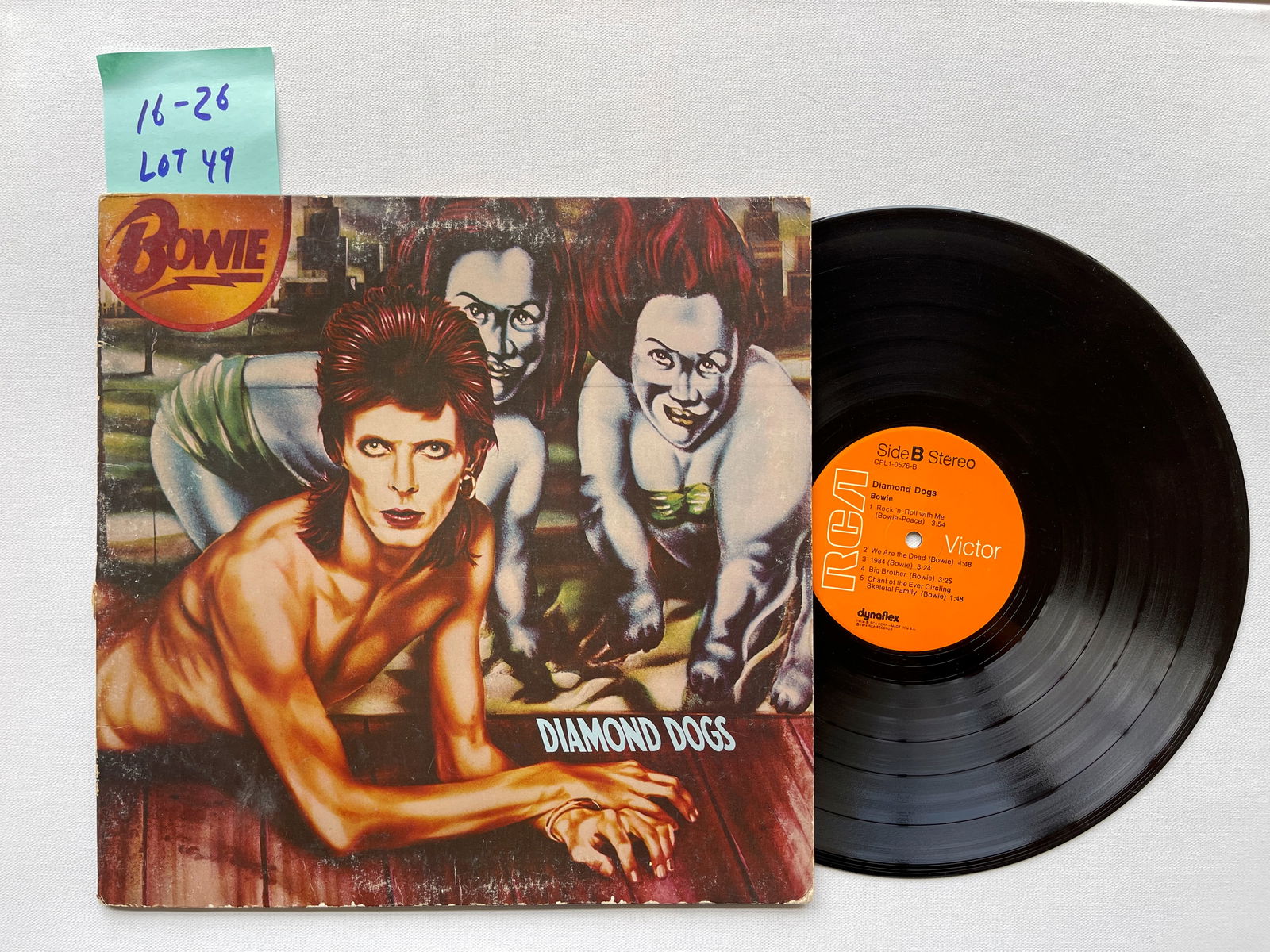 DAVID Bowie - Diamond Dogs: DAVID Bowie - Diamond Dogs 1976 rock. RCA Victor - CPL1-0576, RCA - CPL1-0576. RCA Victor is branded on the labels, but the back cover is only branded RCA.Gatefold interior has the lyrics to Future Le