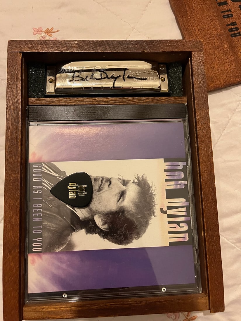 BOB DYLAN SIGNED HARMONICA BOXED SET with COA (1 of 7)