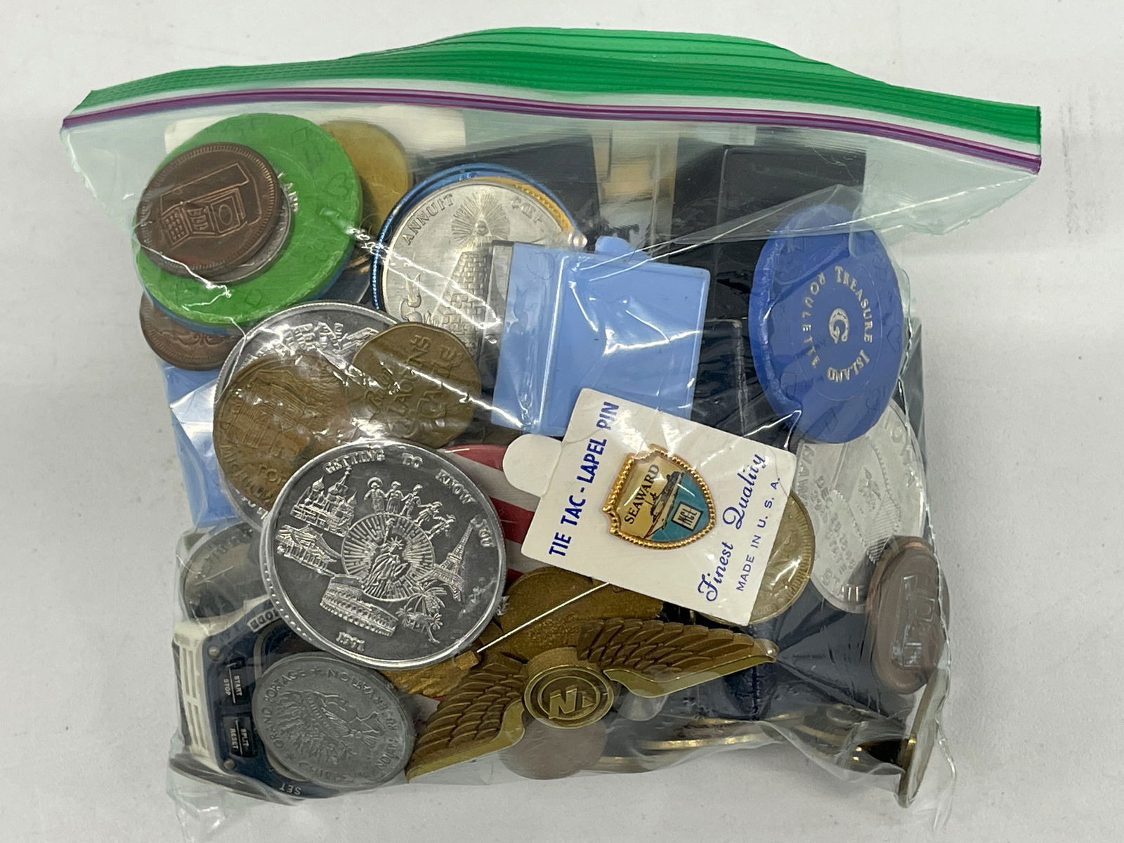 COLLECTIBLE BAG-O-GOODIES - FAKE COINS - TOKENS - CASINO CHIPS - PINS (1 of 1)