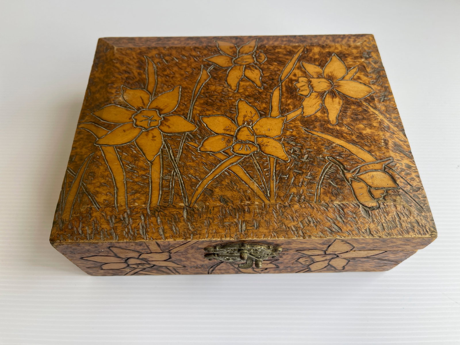 ARTS AND CRAFTS PYROGRAPHY BOX: ARTS AND CRAFTS PYROGRAPHY BOX. EQUISITE CARVED FLORAL MOTIF. CIRCA 1910. 8” X 6.25 X 3.