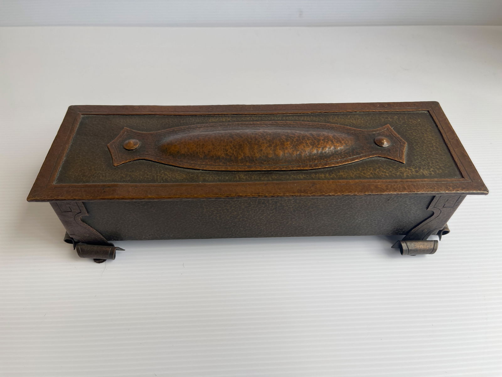 ARTS AND CRAFTS HAMMERED COPPER & BRASS JEWELR BOX: ARTS AND CRAFTS HAMMERED COPPER & BRASS JEWELR BOX. 10.75 X 3 X 3.5. CIRCA 1910