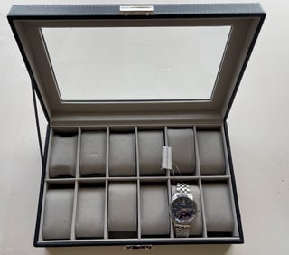 SEIKO KINETIC WATCH AND WATCH DISPLAY CASE SET