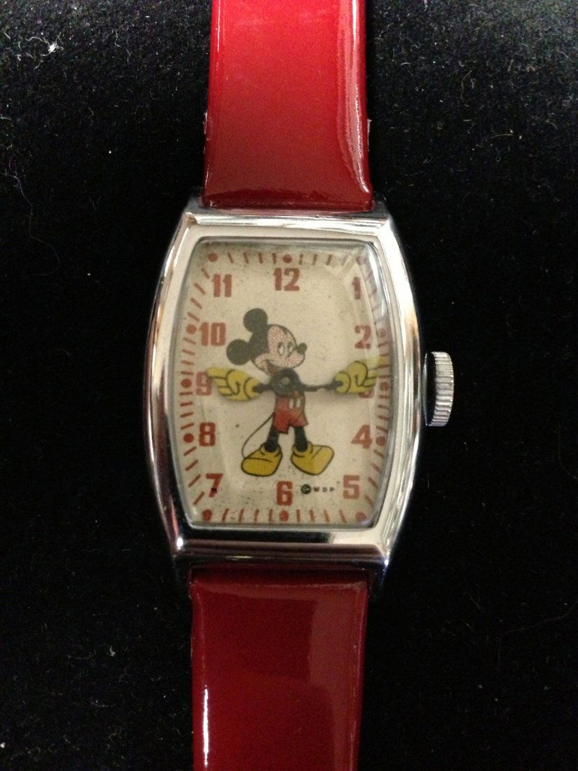 RARE 1947 MICKEY MOUSE WALT DISNEY WATCH: RARE 1947 MICKEY MOUSE WALT DISNEY WATCH Copyright w.d.p (walt disney productions) circa 1947 Tonneau style case Chrome played bezel Steel back Contemporary band Cleaned and serviced recently by pro