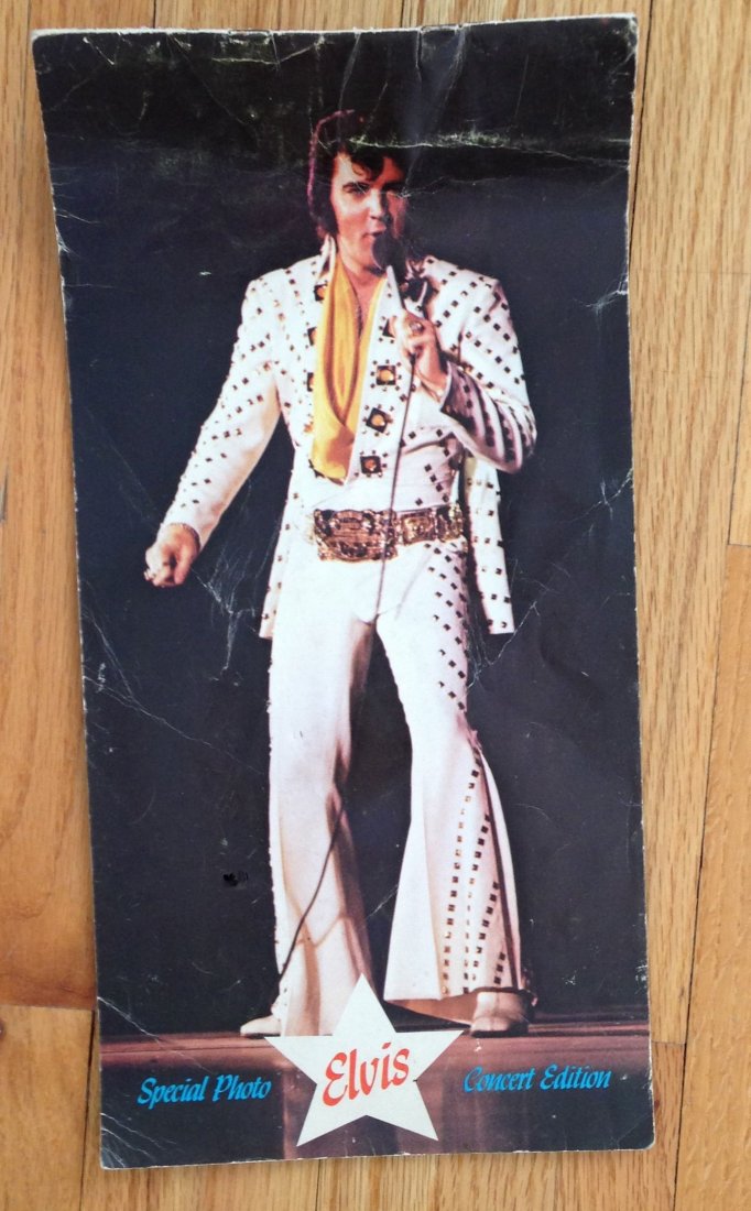 ELVIS PRESLEY - VINTAGE SHOW BOOK: ELVIS PRESLEY - VINTAGE SHOW BOOK - Special Photo - Concert Edition. 20 photos in a fantastic book. Two images signed in plate. Get this now ! ! ! Another nice piece of ORIGINAL tour memorabilia from 