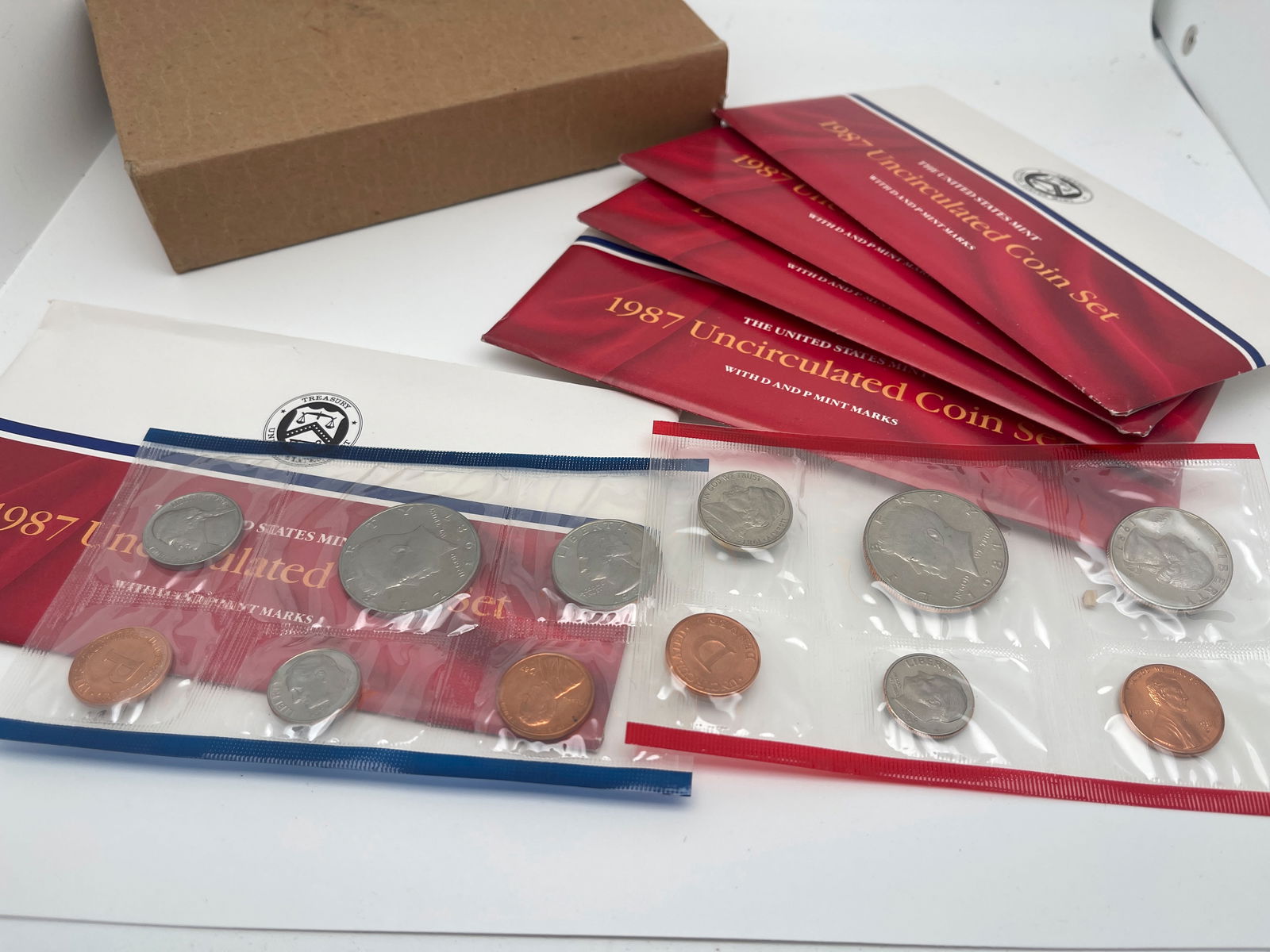 1987 UNITED STATES MINT UNCIRCULATED COIN SETS - 5 SETS WITH D AND P MARKS (1 of 1)